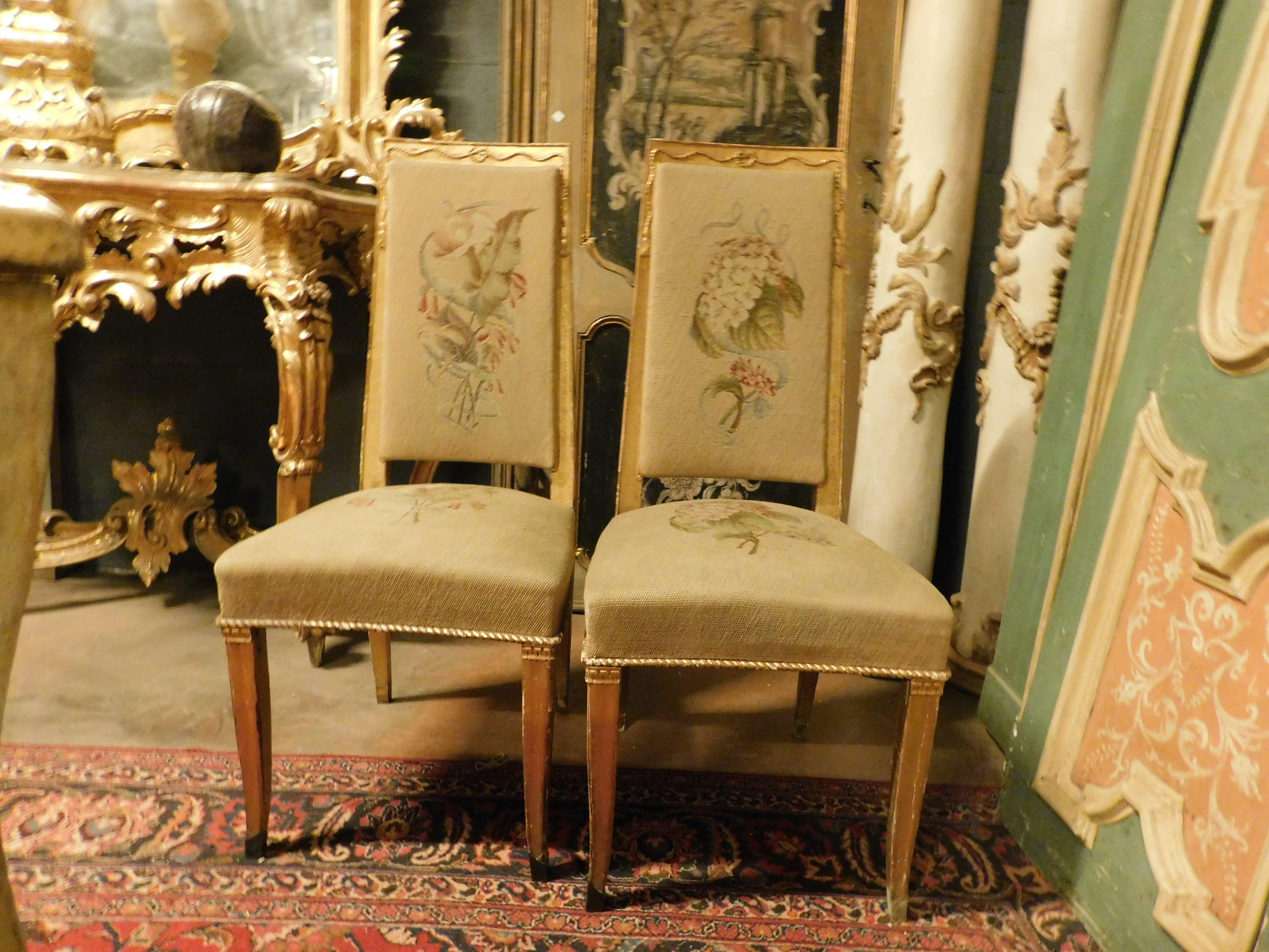 Paire de chaises vintage en bois doré, avec tissu jaune brodé de décorations d'époque, d'Italie, années 1940.
Dimensions par cm L 48 x H 110 x P 52, hauteur d'assise cm 47
