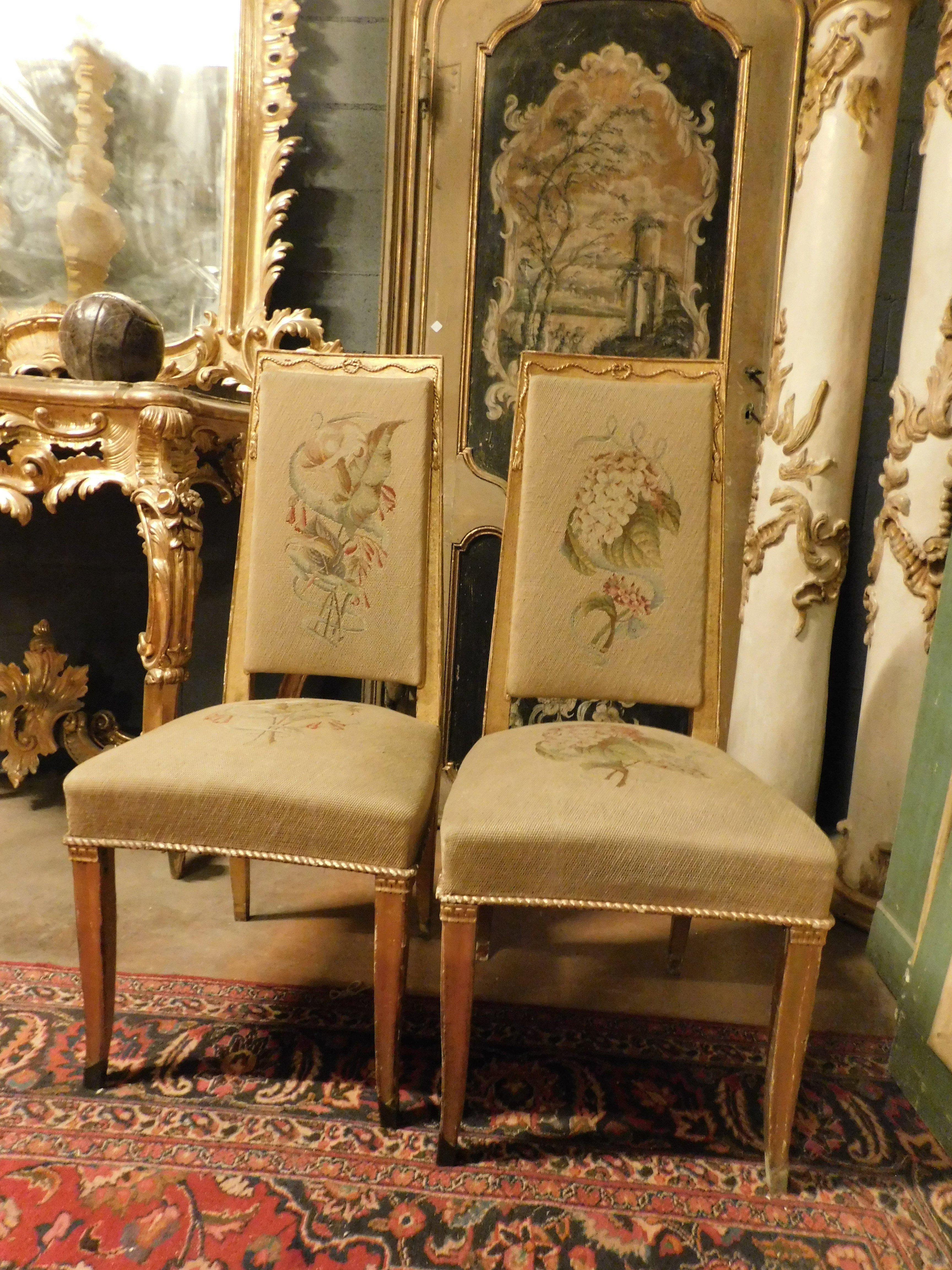 italien Paire de chaises en bois doré avec tissu brodé, Italie en vente