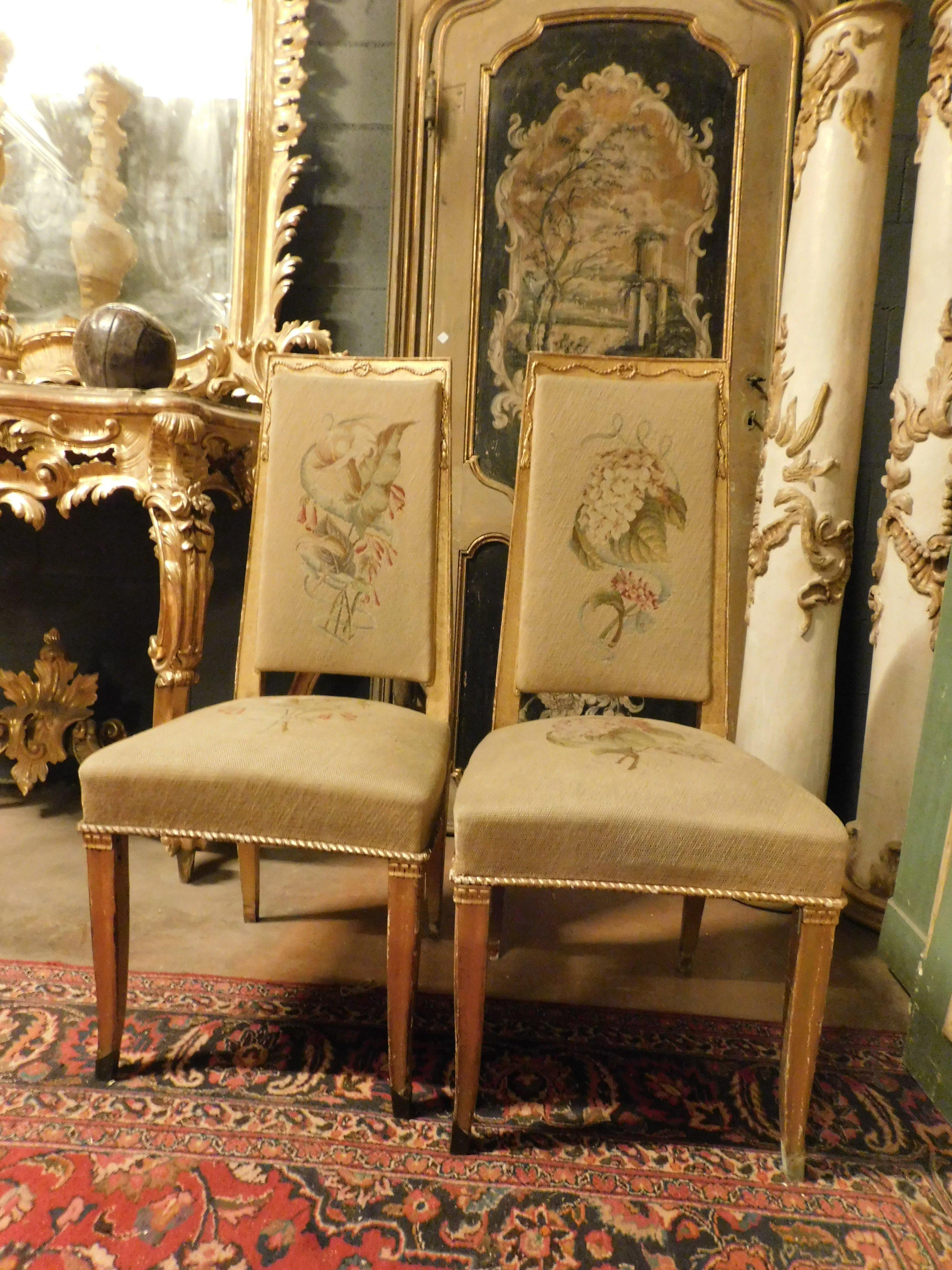 Paire de chaises en bois doré avec tissu brodé, Italie Bon état - En vente à Cuneo, Italy (CN)
