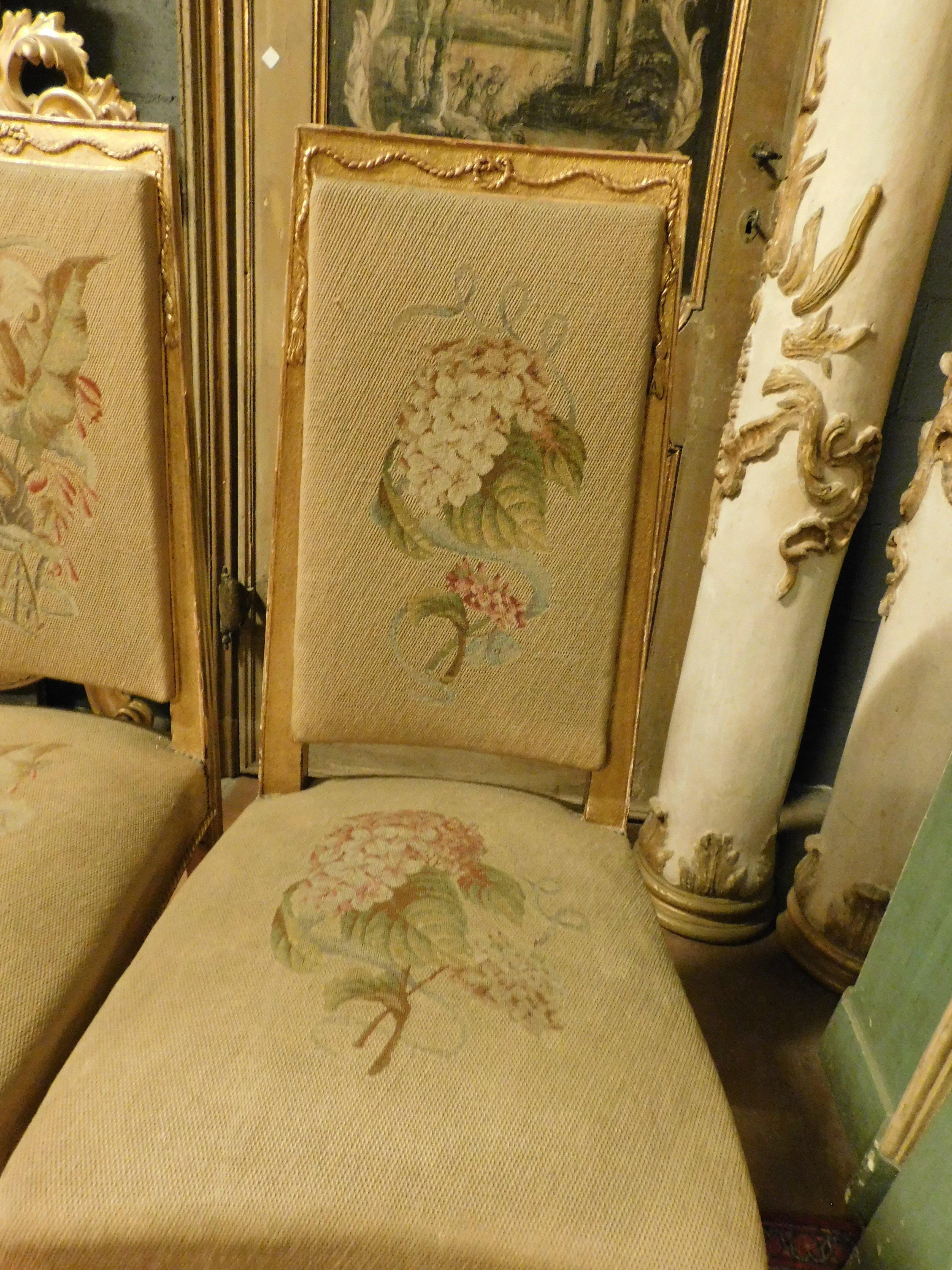 Tissu Paire de chaises en bois doré avec tissu brodé, Italie en vente