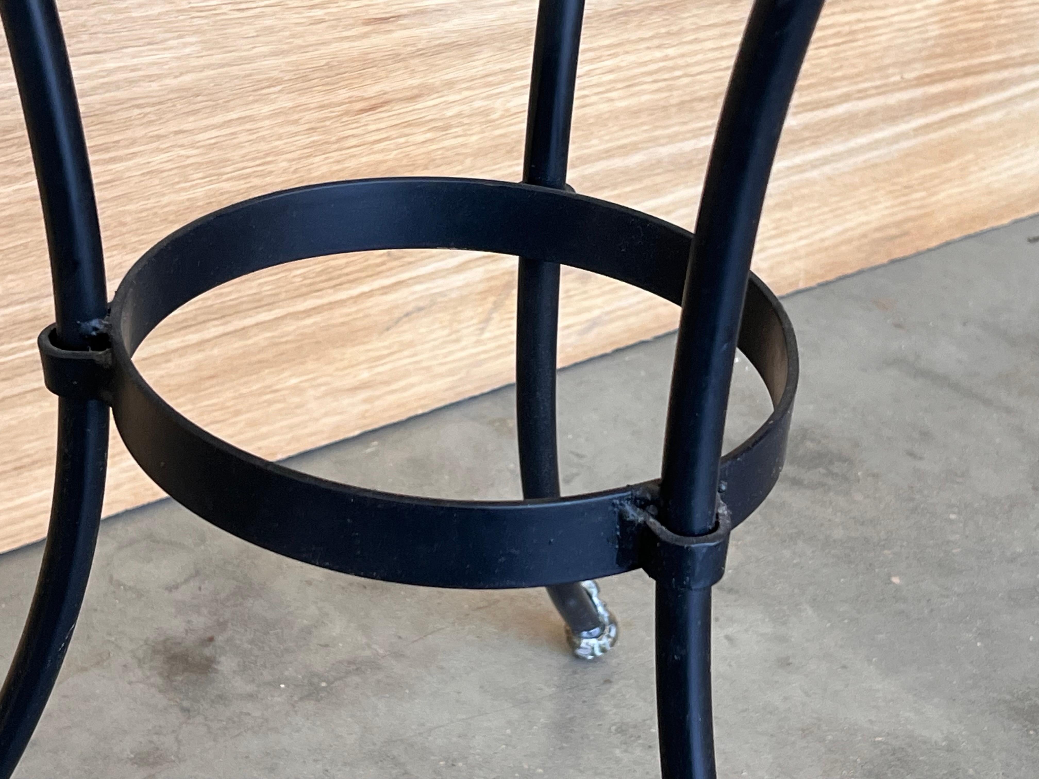Paire de tables basses Empire en fer forgé doré en vente 4