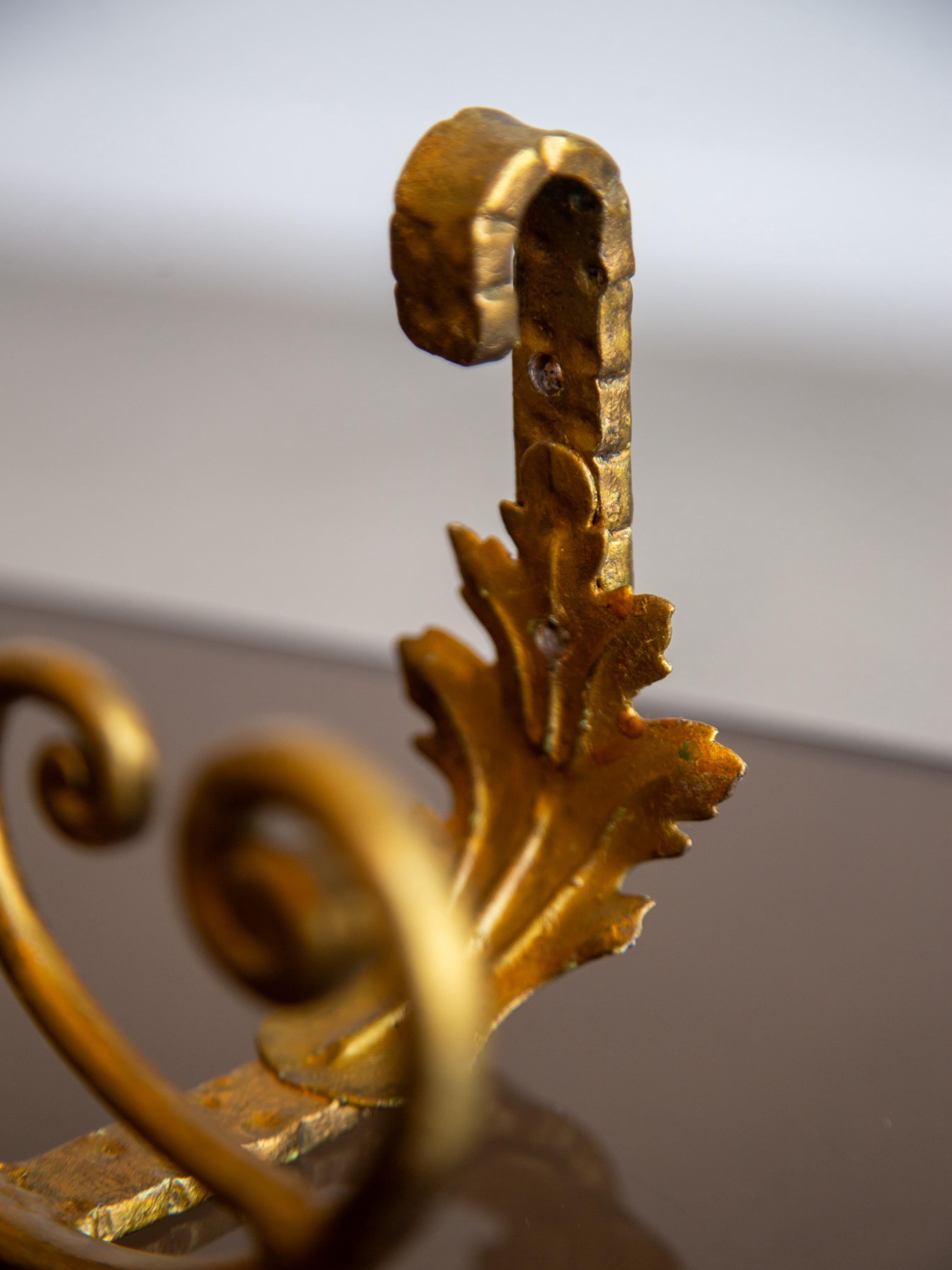 This exquisite pair of Italian wall-mounted coat hooks from the 1950s blends functional utility with sculptural ornamentation. Hand-forged in wrought iron and finished in warm antique gold, the design features elegant acanthus leaf backplates and