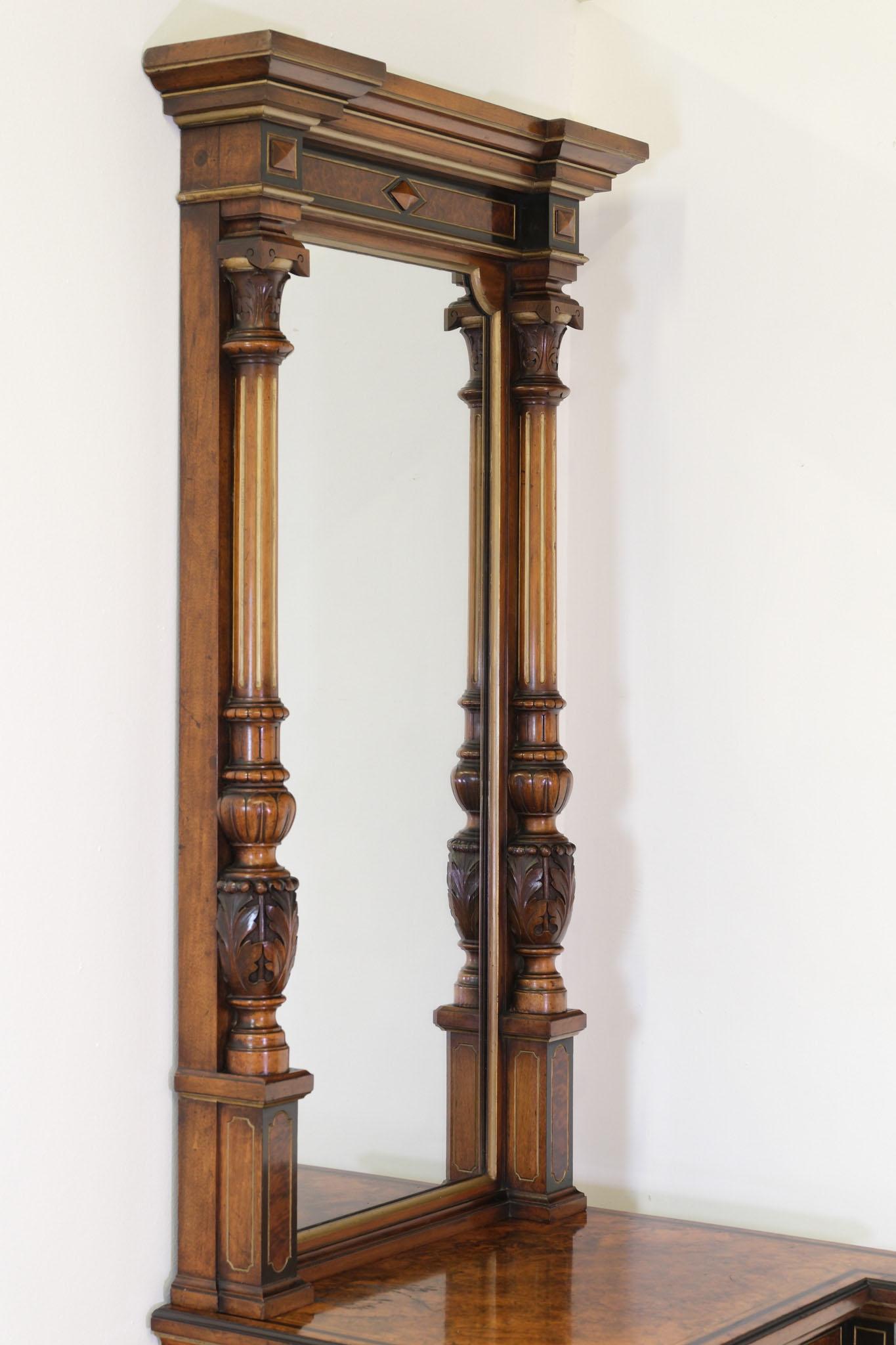 Paire d'armoires à miroirs en ronce de noyer, amboyna et parchemin doré de Gillows en vente 3