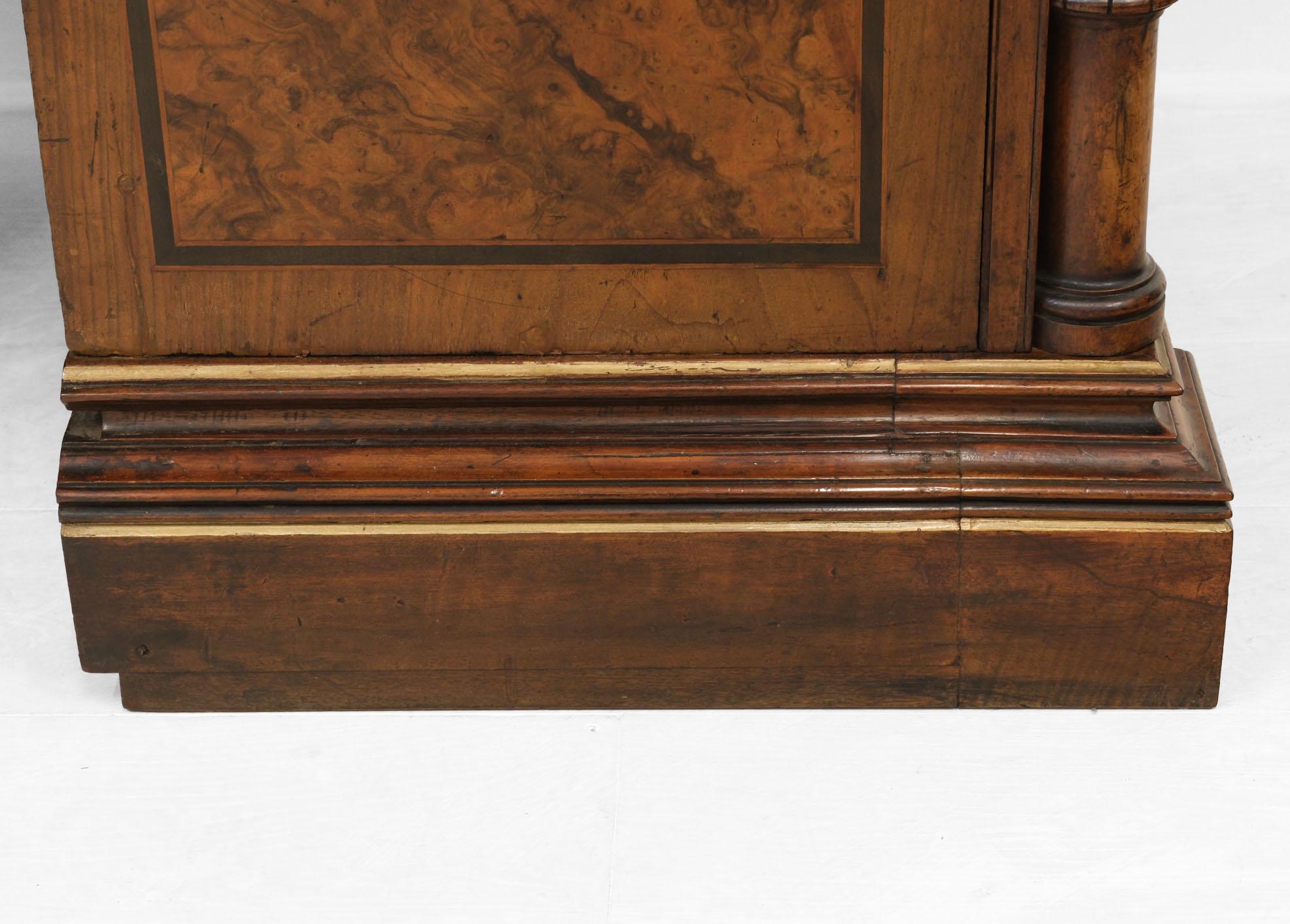 Paire d'armoires à miroirs en ronce de noyer, amboyna et parchemin doré de Gillows en vente 7