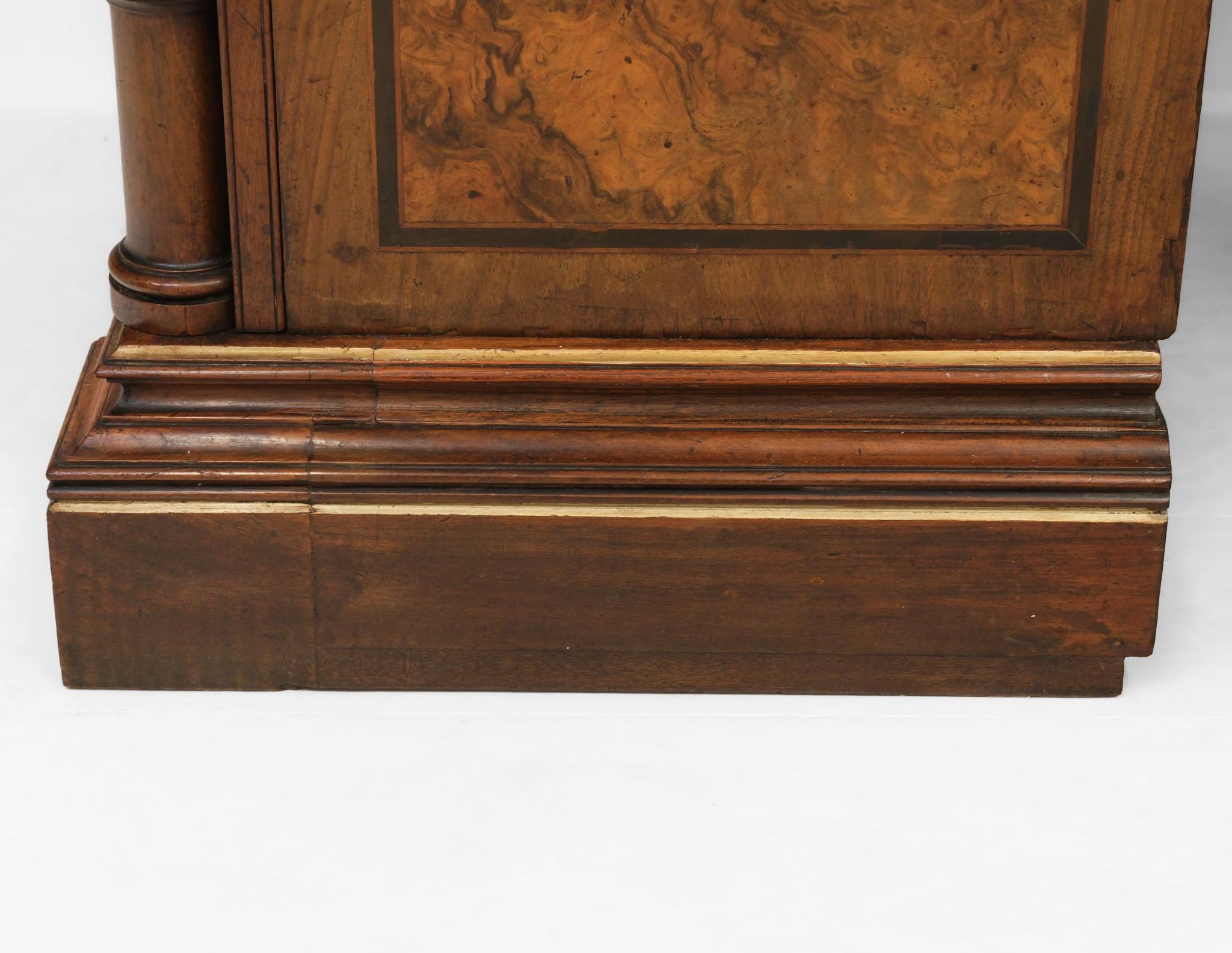 Paire d'armoires à miroirs en ronce de noyer, amboyna et parchemin doré de Gillows en vente 8