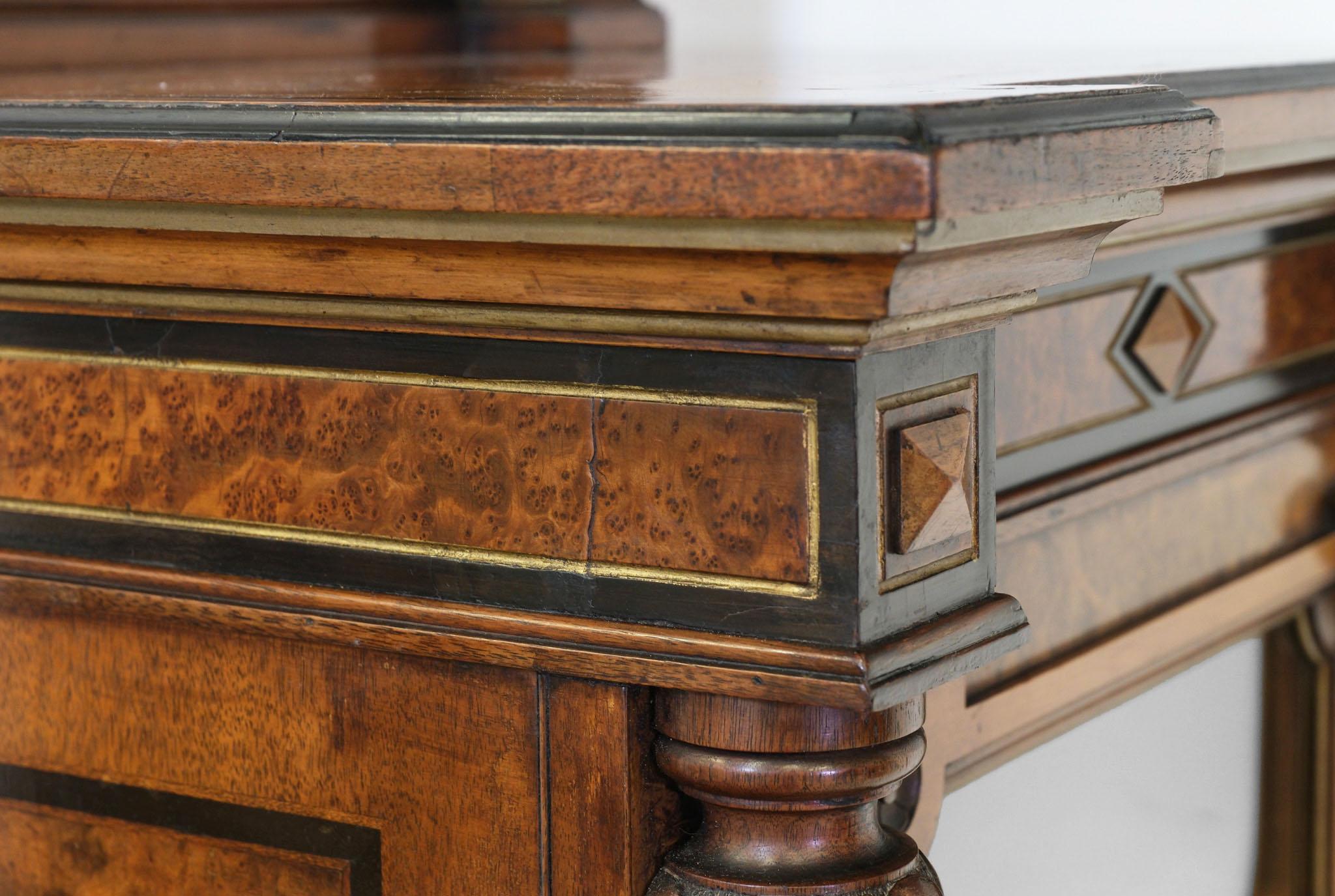 Paire d'armoires à miroirs en ronce de noyer, amboyna et parchemin doré de Gillows en vente 9