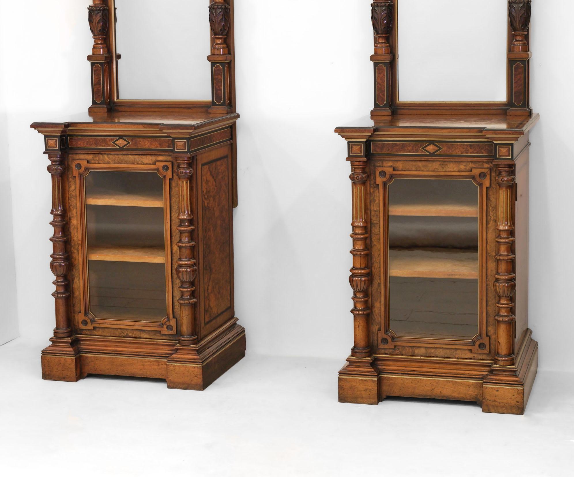 Superbe paire d'armoires décoratives en ronce de noyer du 19e siècle avec miroirs au-dessus. Il est orné de loupe d'amboine, d'incrustations d'ébène et de détails dorés parcellaires. Fabriqué par la société anglaise de renommée mondiale Gillows.