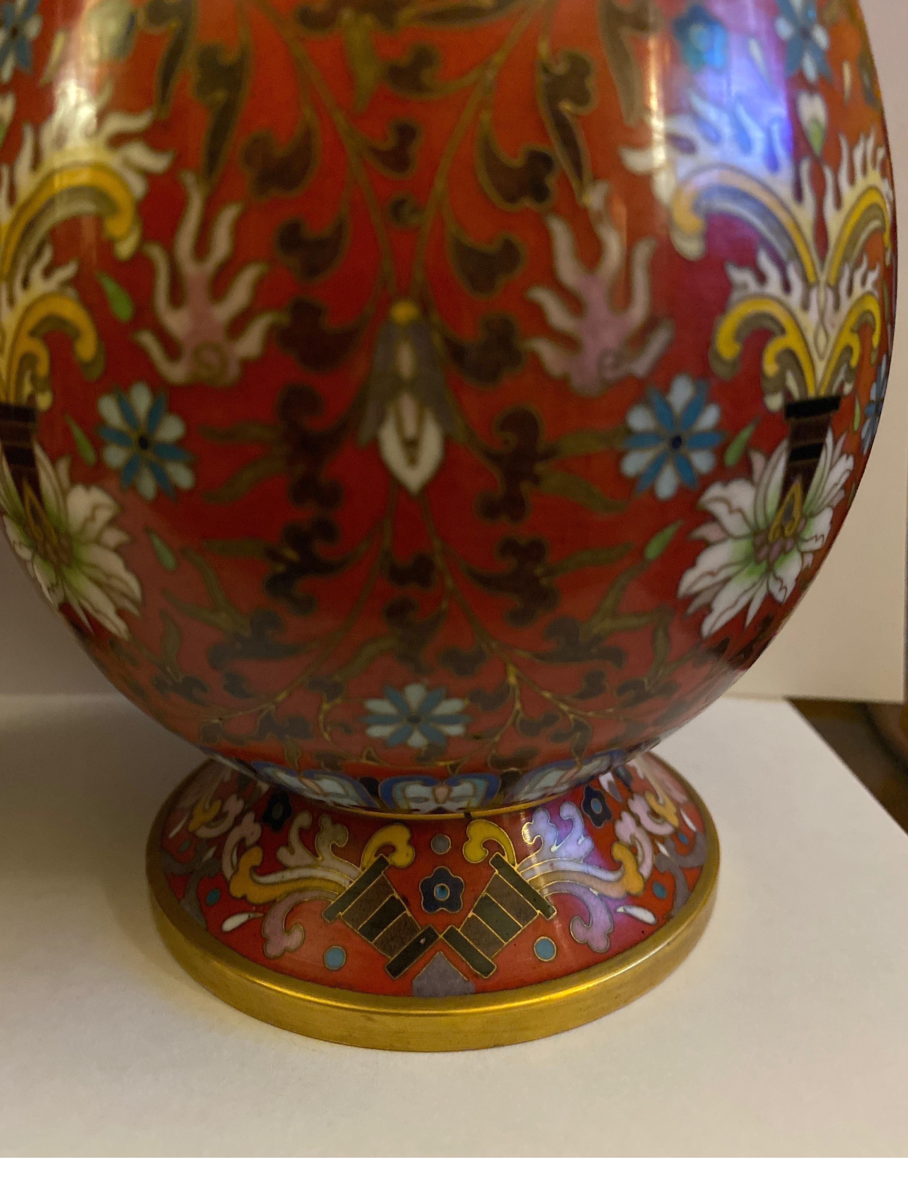 20ième siècle Paire de vases en émail cloisonné et doré en vente