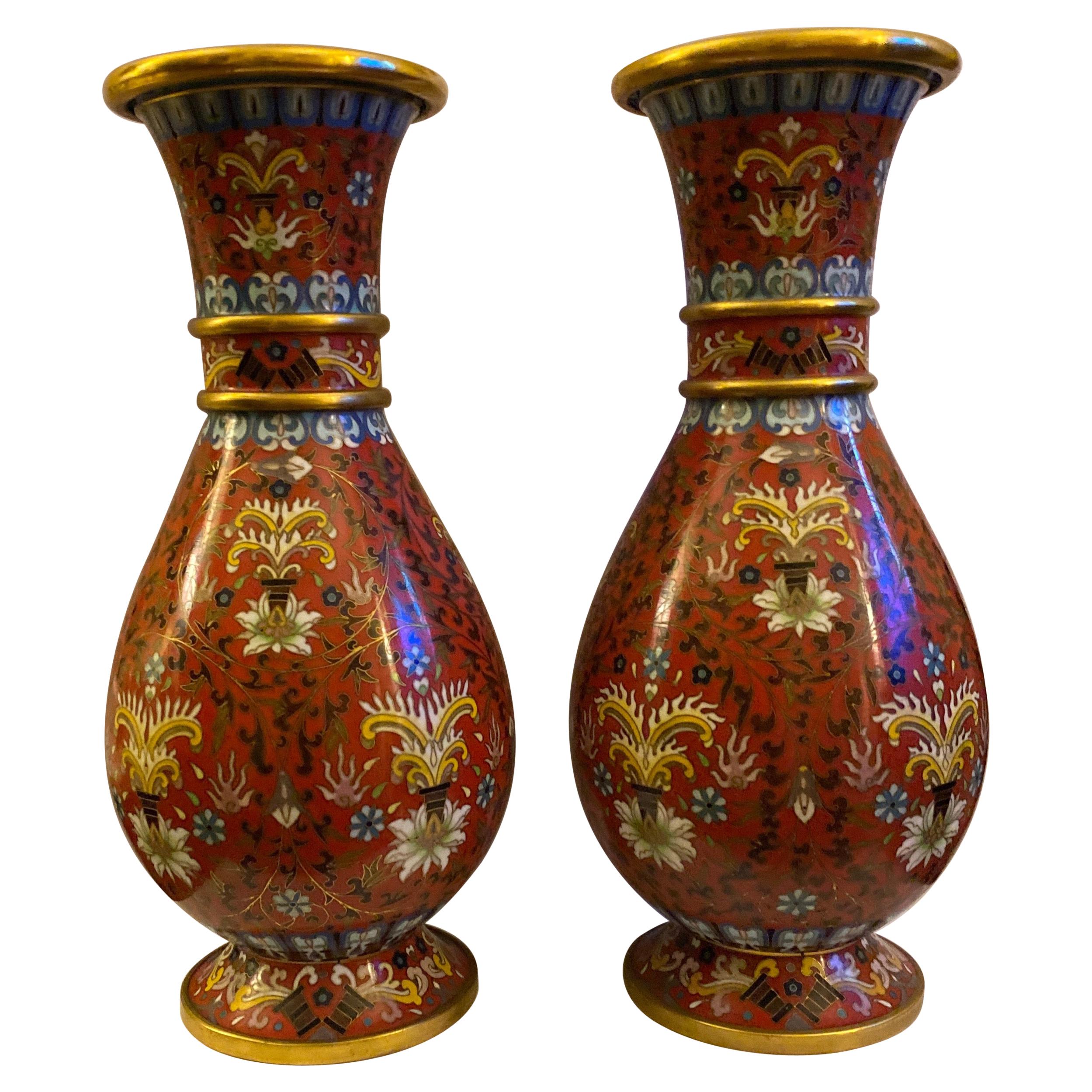 Paire de vases en émail cloisonné et doré