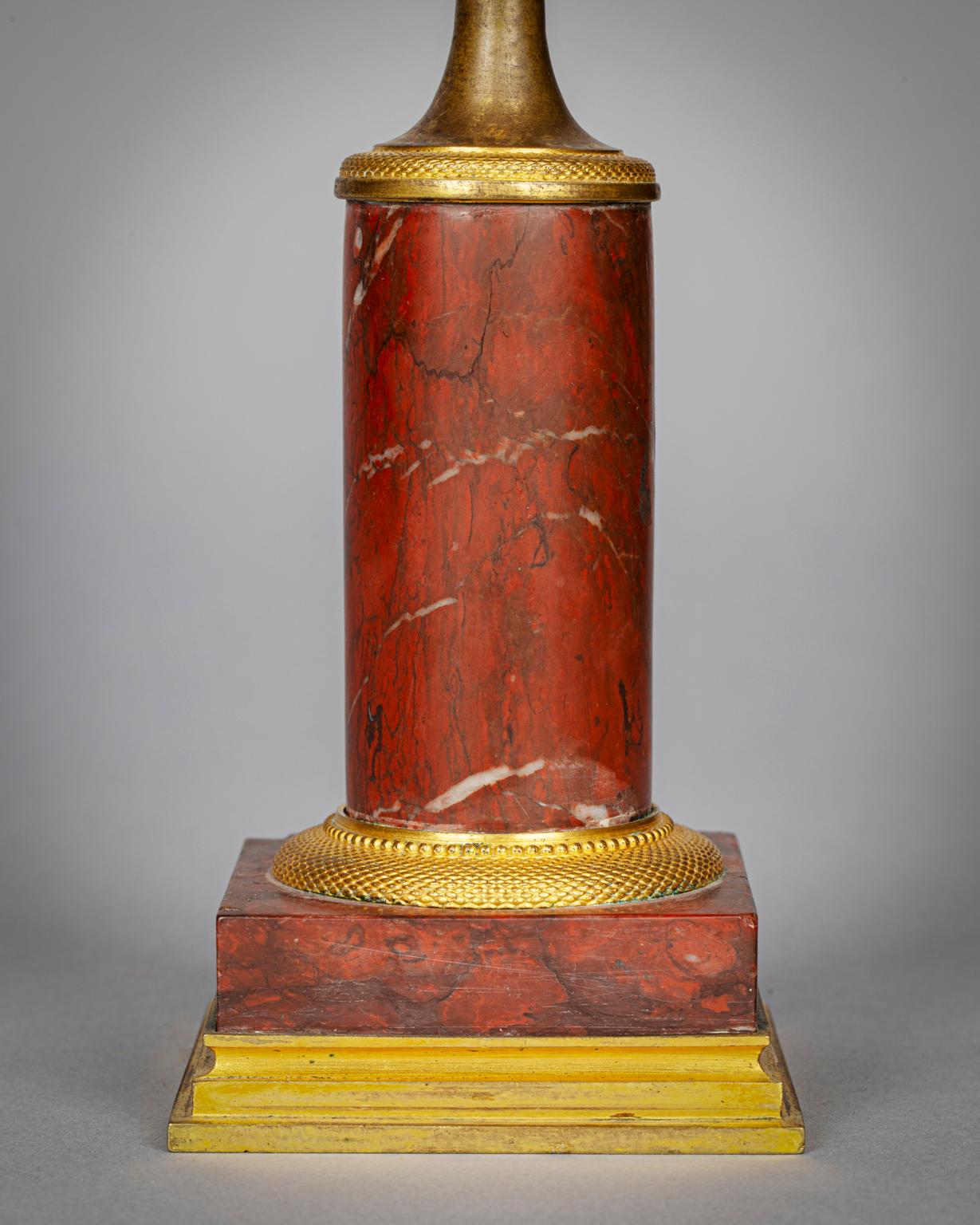 Paire de chandeliers en bronze doré et patiné et en marbre rouge, vers 1820 Bon état - En vente à New York, NY