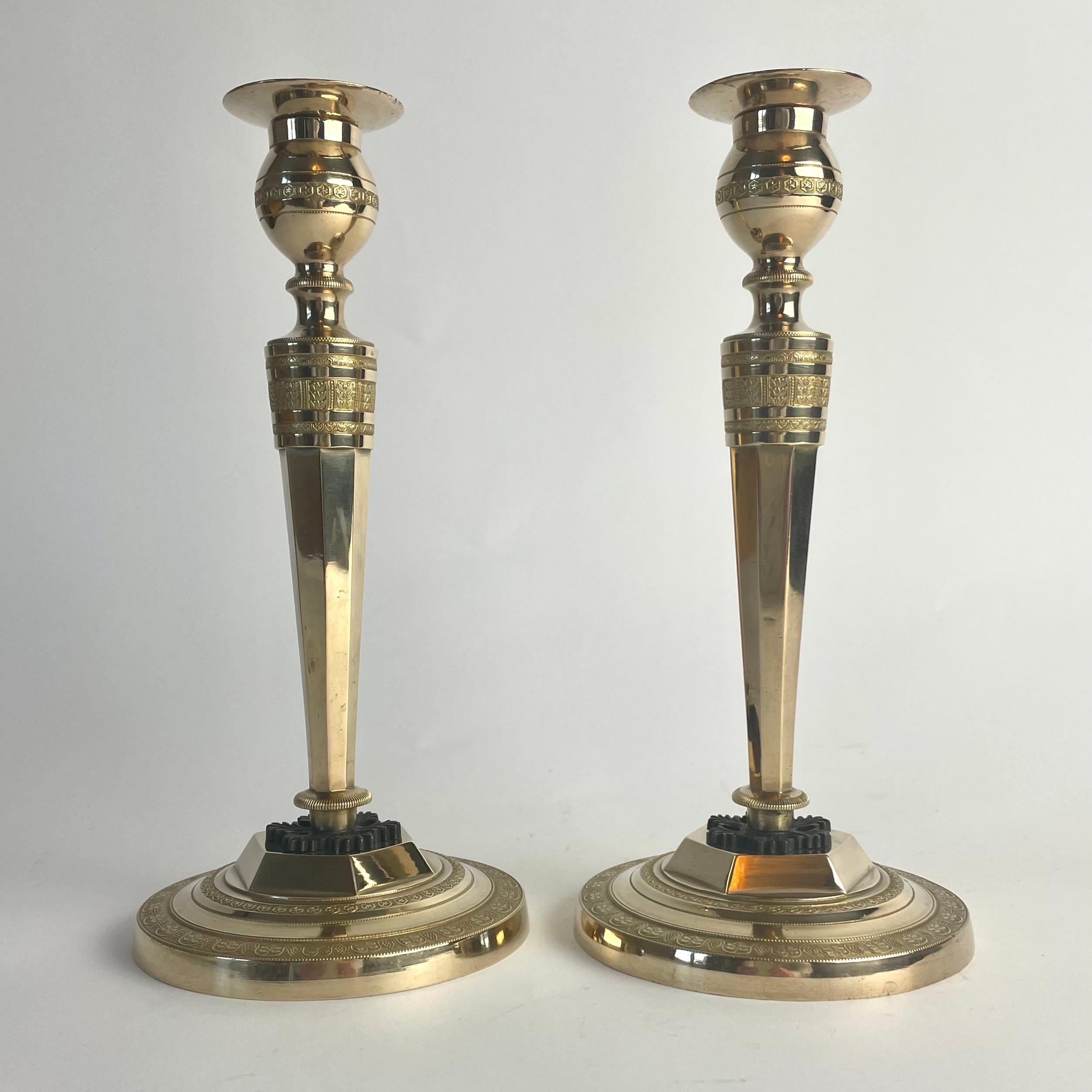 A Pair of Gilt and Dark-Patinated Bronze Candlesticks – French Directoire, Late 18th Century

An exquisite pair of French gilt and dark-patinated bronze candlesticks, crafted during the late Directoire period at the end of the 18th century. These