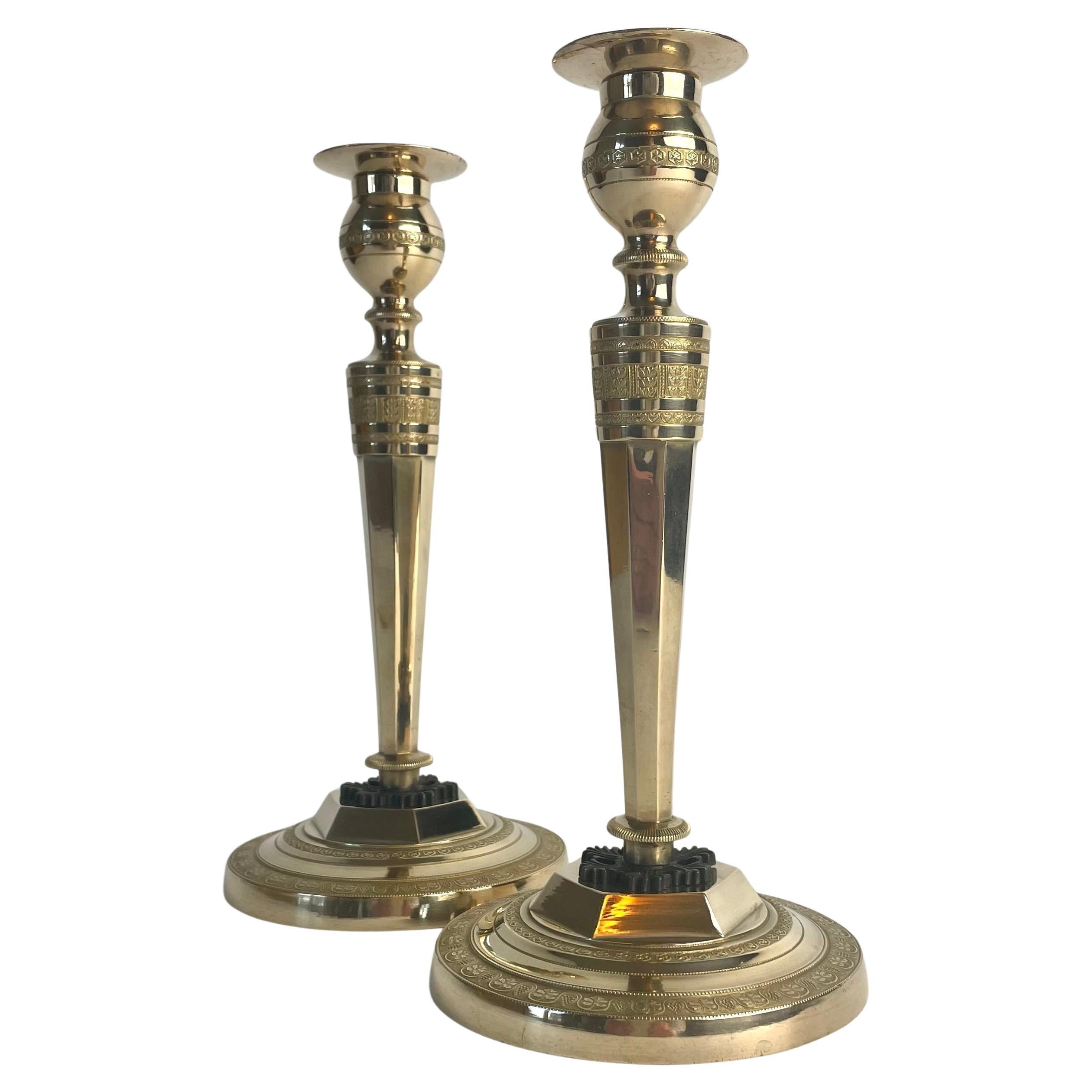 Coppia di candelieri in bronzo dorato e patinato. Direttorio, fine del XVIII secolo