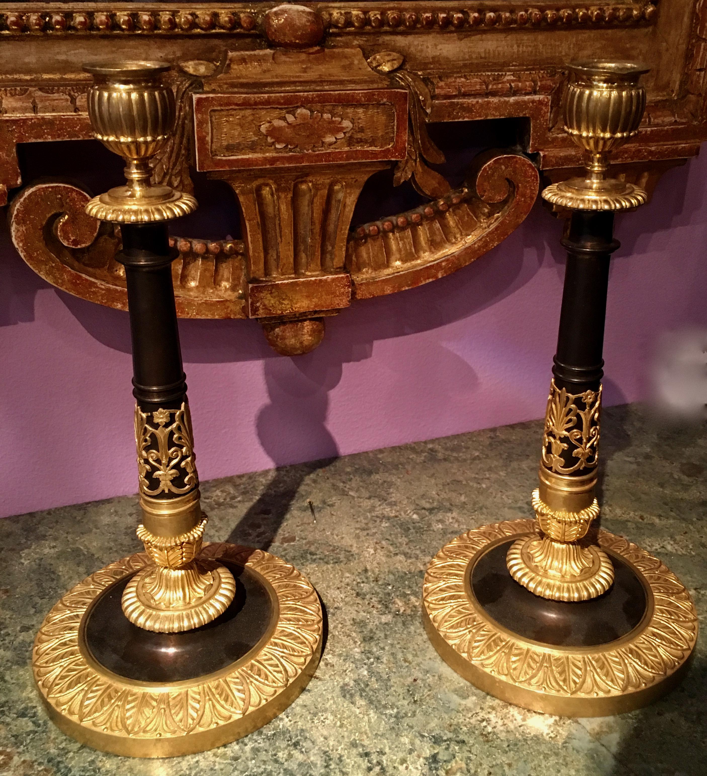 Paar Kerzenständer aus vergoldeter und patinierter Bronze, frühes 19. Jahrhundert (Vergoldet) im Angebot