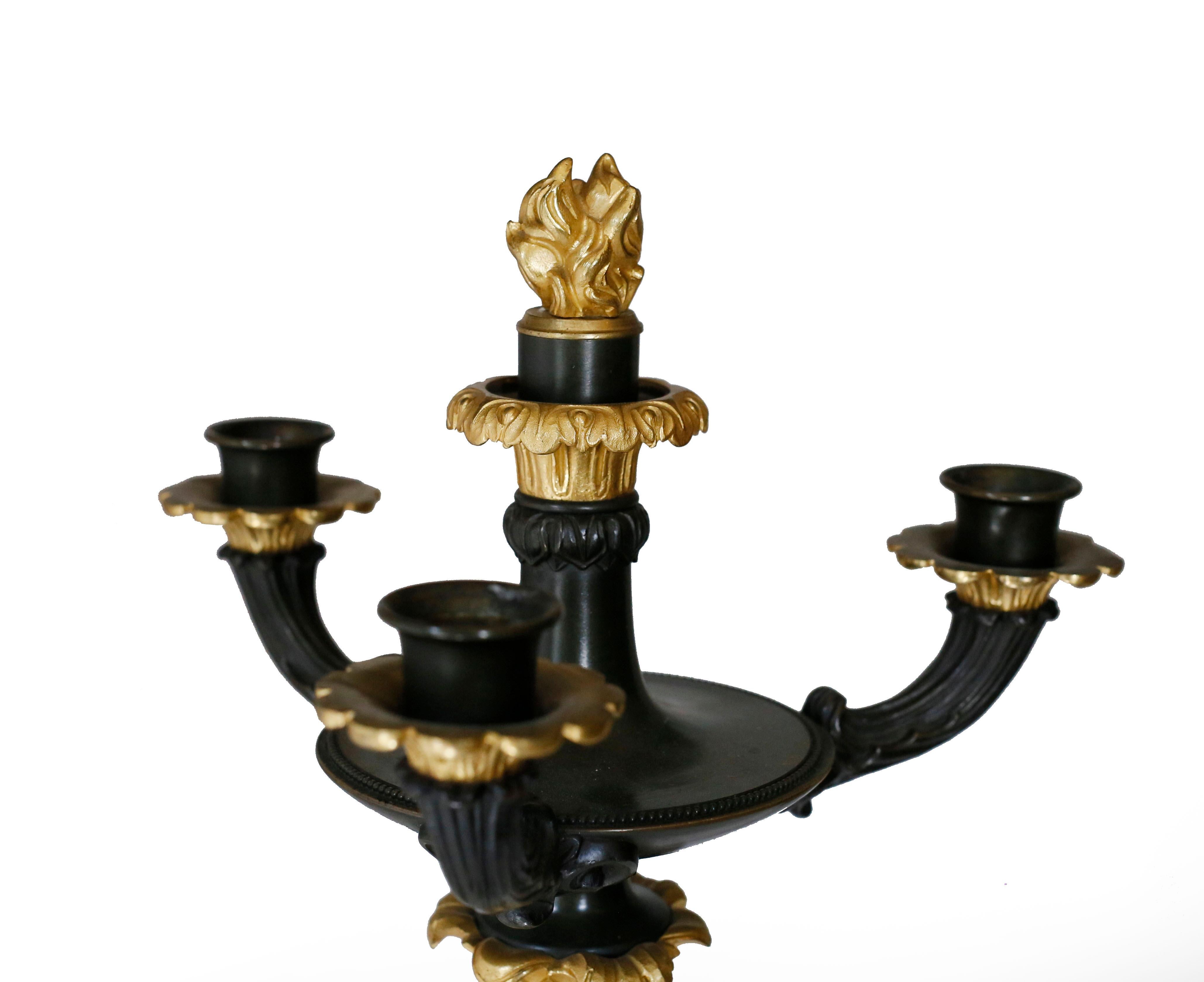 Milieu du XIXe siècle Paire de candélabres Charles X en bronze doré et patiné en vente