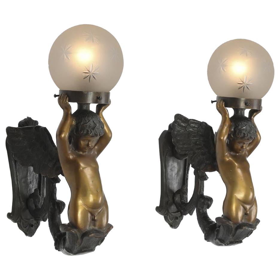 Paar vergoldete und patinierte Cherub-Wandleuchter aus Bronze