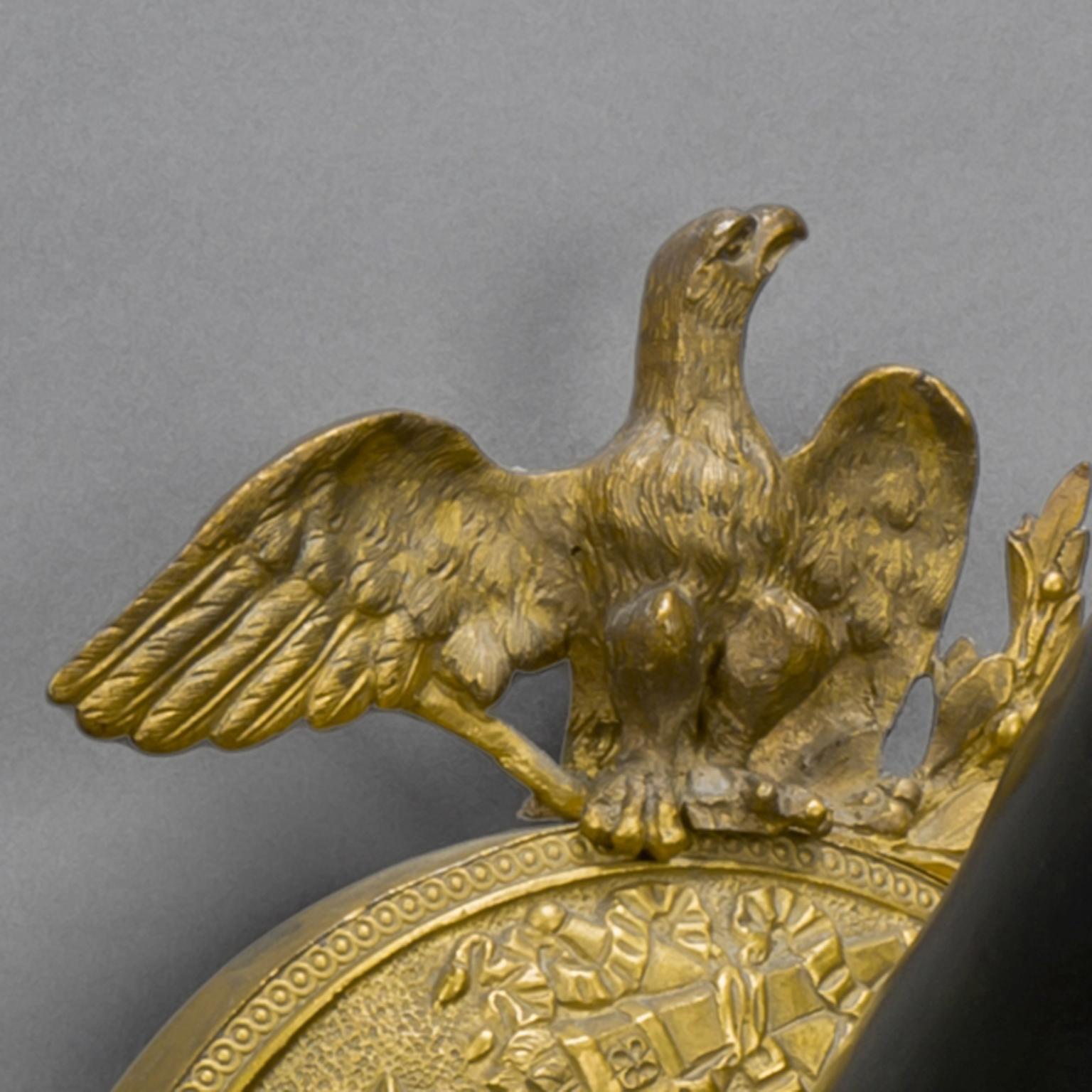 Paar neoklassizistische dreiflammige Wandapplikationen aus vergoldeter und patinierter Bronze (Neoklassisch) im Angebot