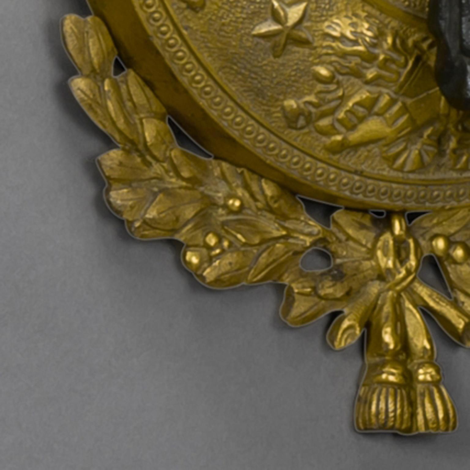 Paar neoklassizistische dreiflammige Wandapplikationen aus vergoldeter und patinierter Bronze (Französisch) im Angebot