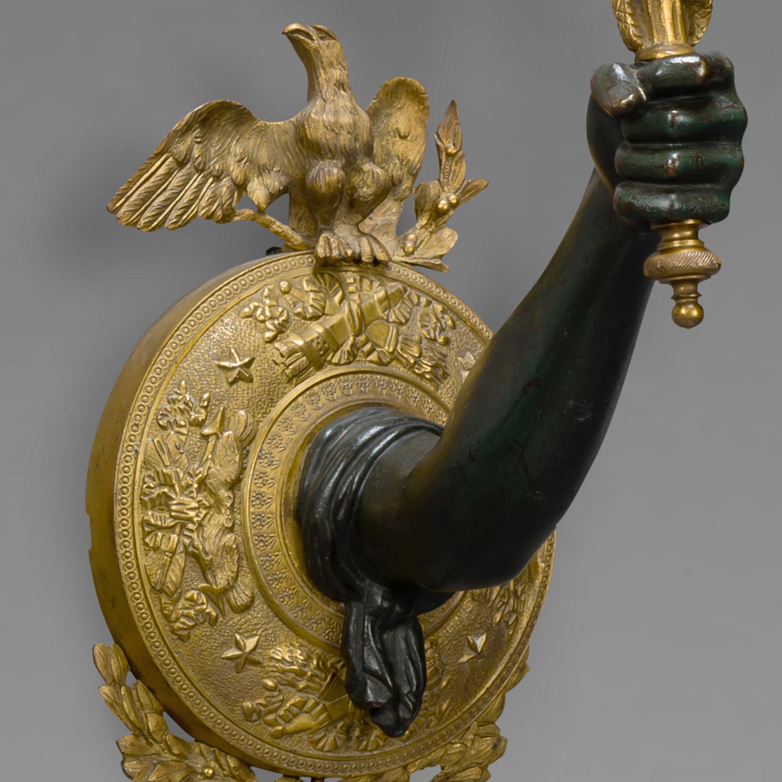 Paar neoklassizistische dreiflammige Wandapplikationen aus vergoldeter und patinierter Bronze (Patiniert) im Angebot