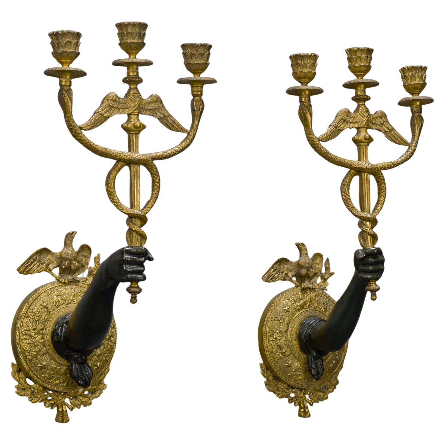 Paar neoklassizistische dreiflammige Wandapplikationen aus vergoldeter und patinierter Bronze im Angebot
