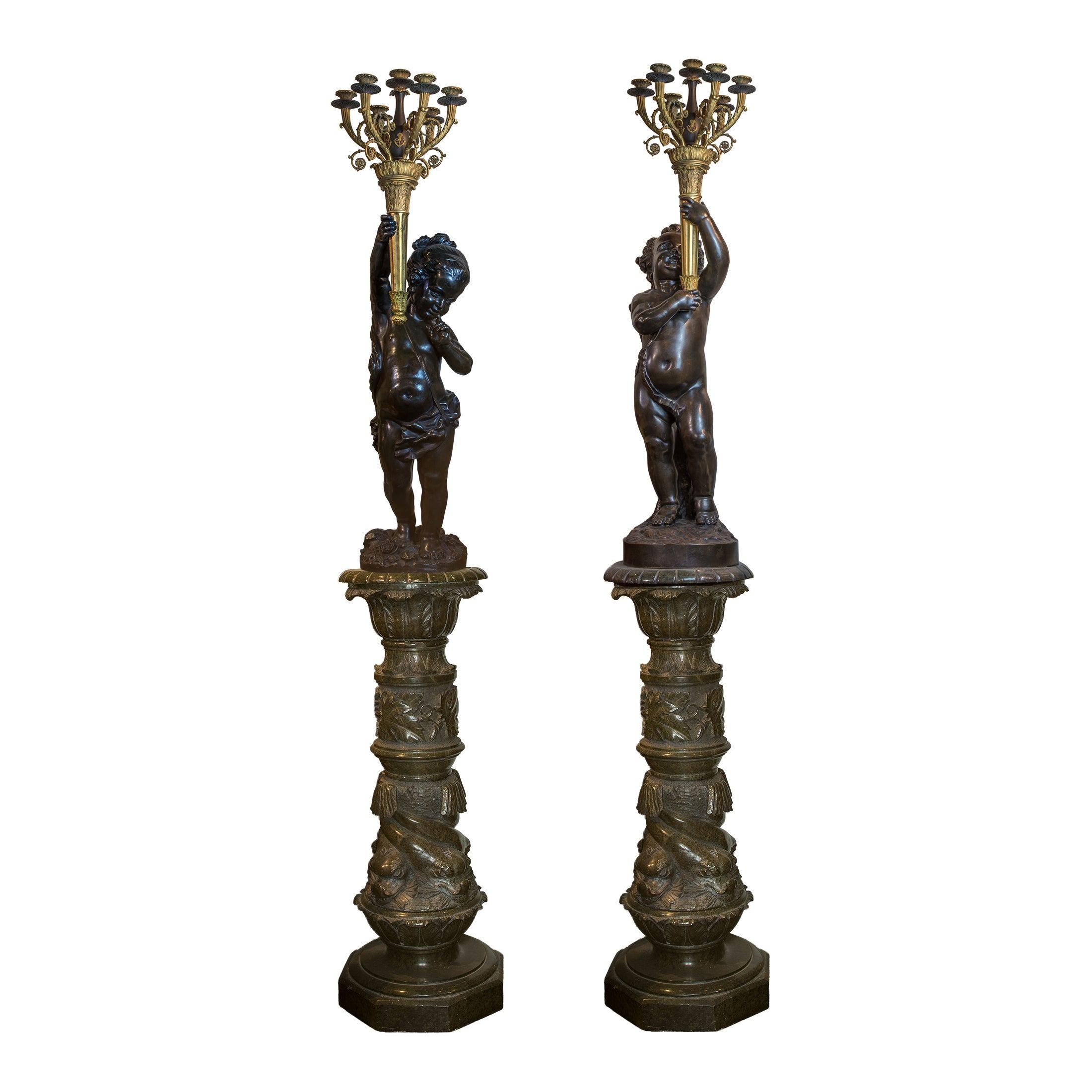 Paar Putten-Torchères aus vergoldeter und patinierter Bronze und Marmorsockeln