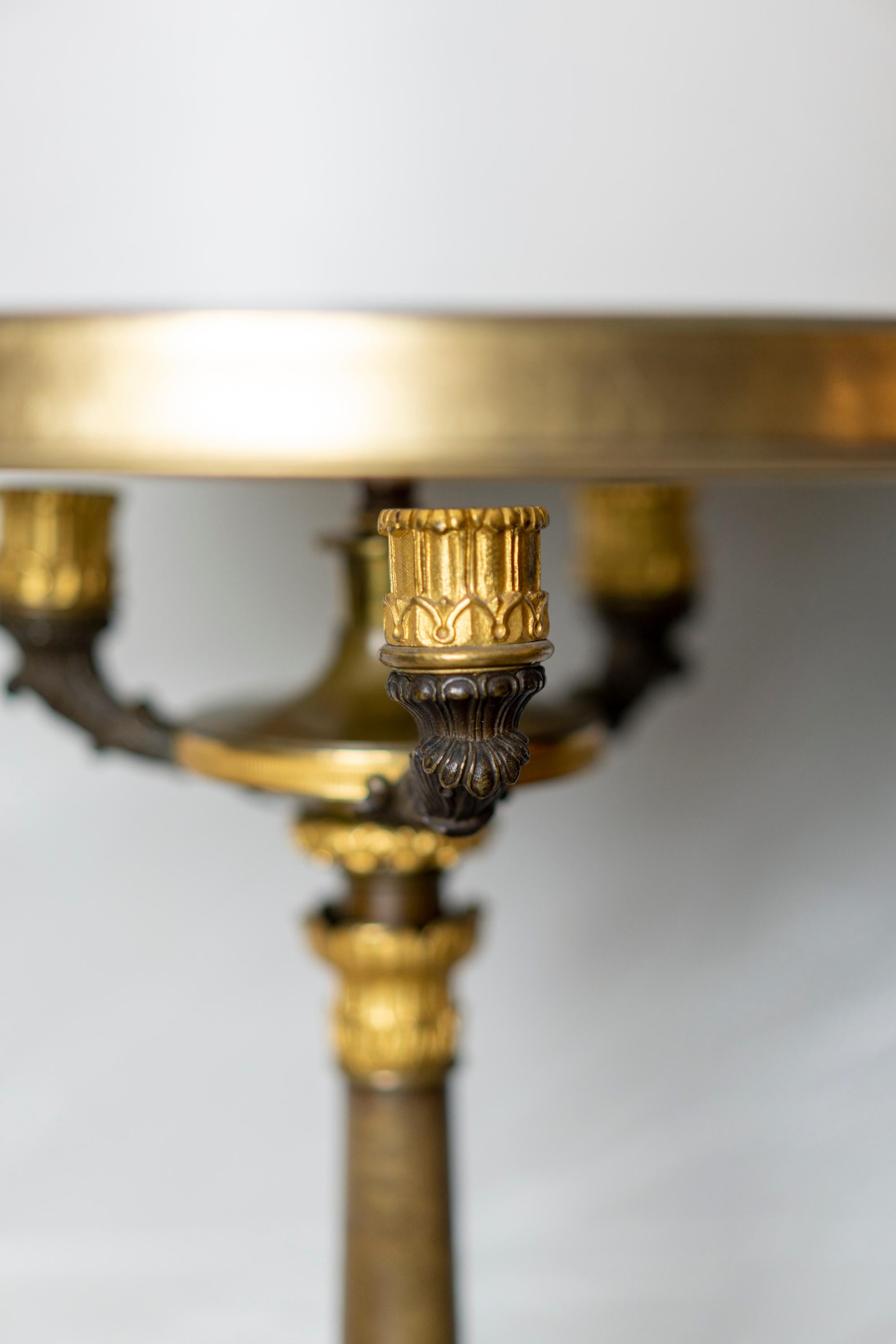 Paar Kandelaberlampen aus vergoldeter und patinierter Bronze aus der Restaurationszeit im Angebot 7