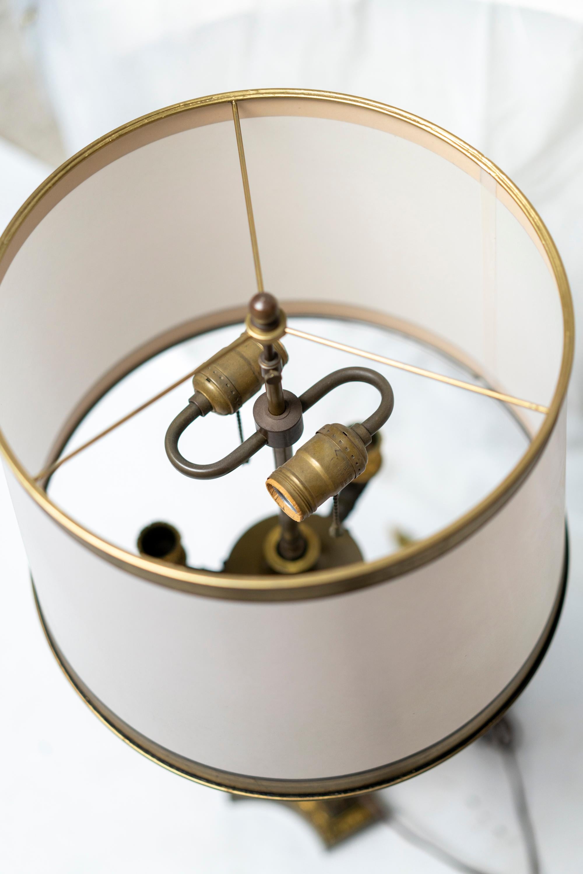 Paar Kandelaberlampen aus vergoldeter und patinierter Bronze aus der Restaurationszeit im Angebot 9