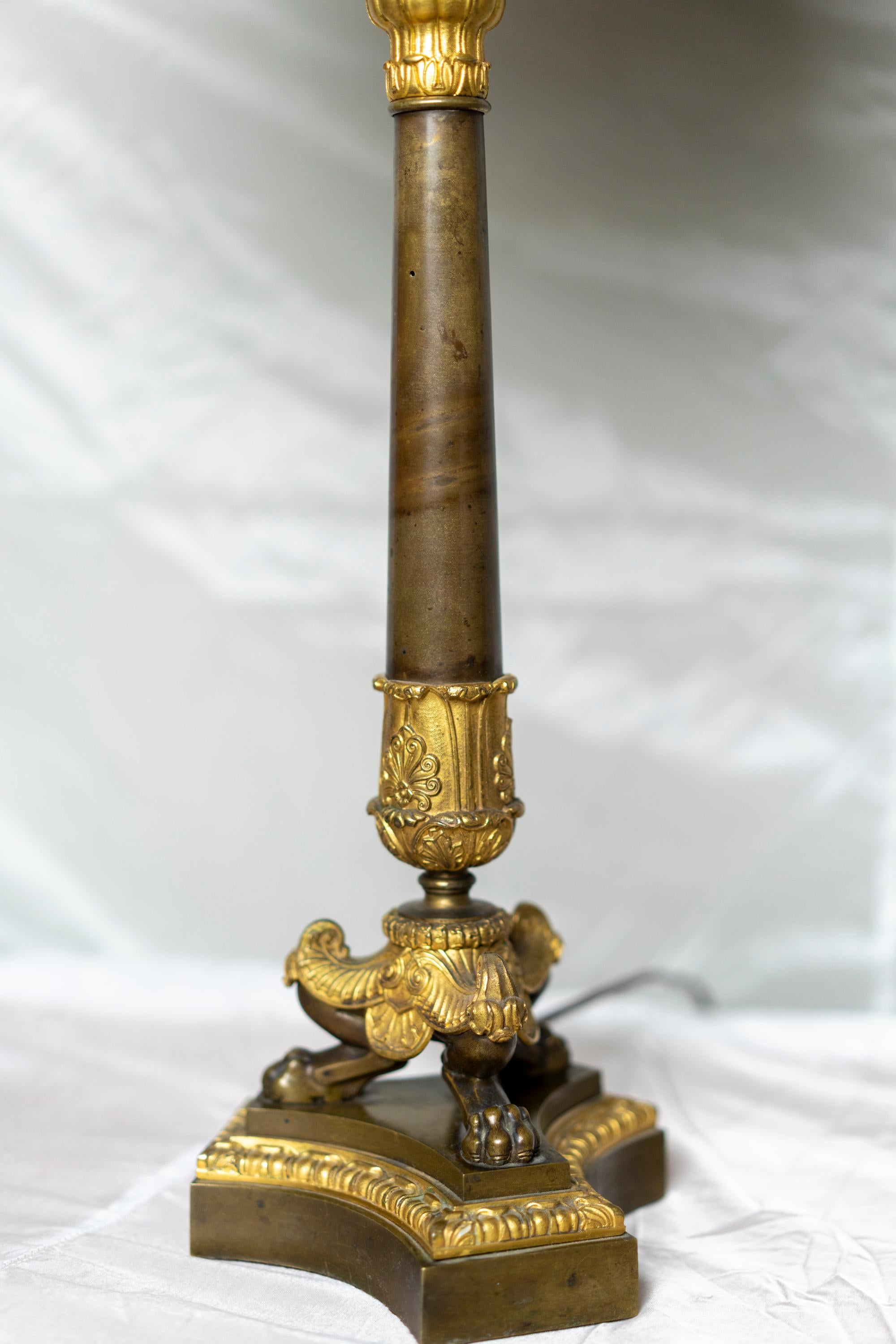 Paar Kandelaberlampen aus vergoldeter und patinierter Bronze aus der Restaurationszeit (Französisch) im Angebot