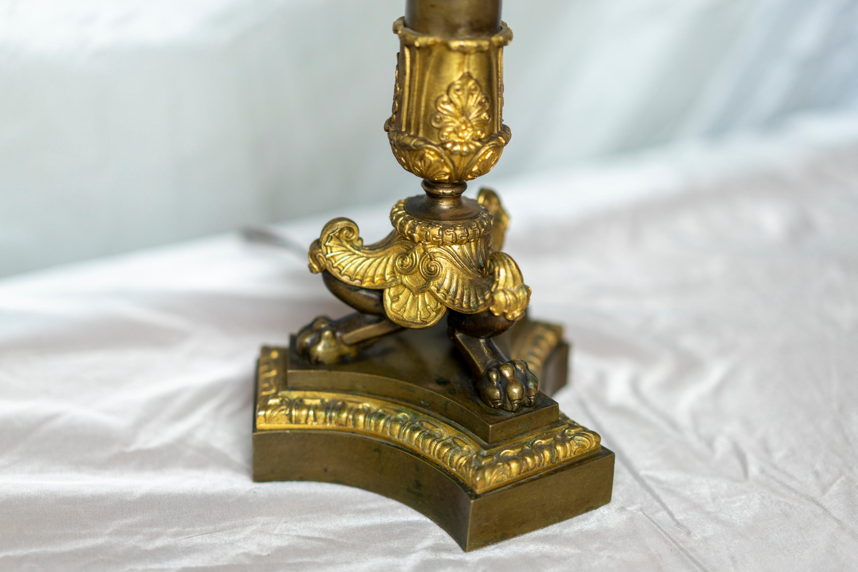 Début du XIXe siècle Paire de candélabres de la période de la restauration en bronze doré et patiné en vente