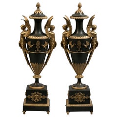 Coppia di vasi figurati in bronzo dorato e patinato, francesi, circa 1805