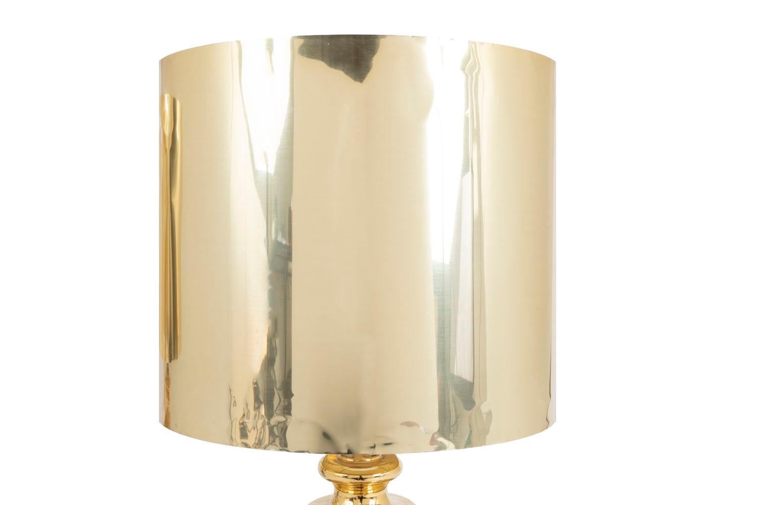 Ein Paar Kugellampen aus Keramik mit Silber- und Goldglanzglasur. Die Lampe steht auf einem quadratischen Silbersockel mit einer abgeschrägten Ecke, die von einer vergoldeten torischen Leiste gekrönt wird, dann eine wichtige silberne Kugelform, die