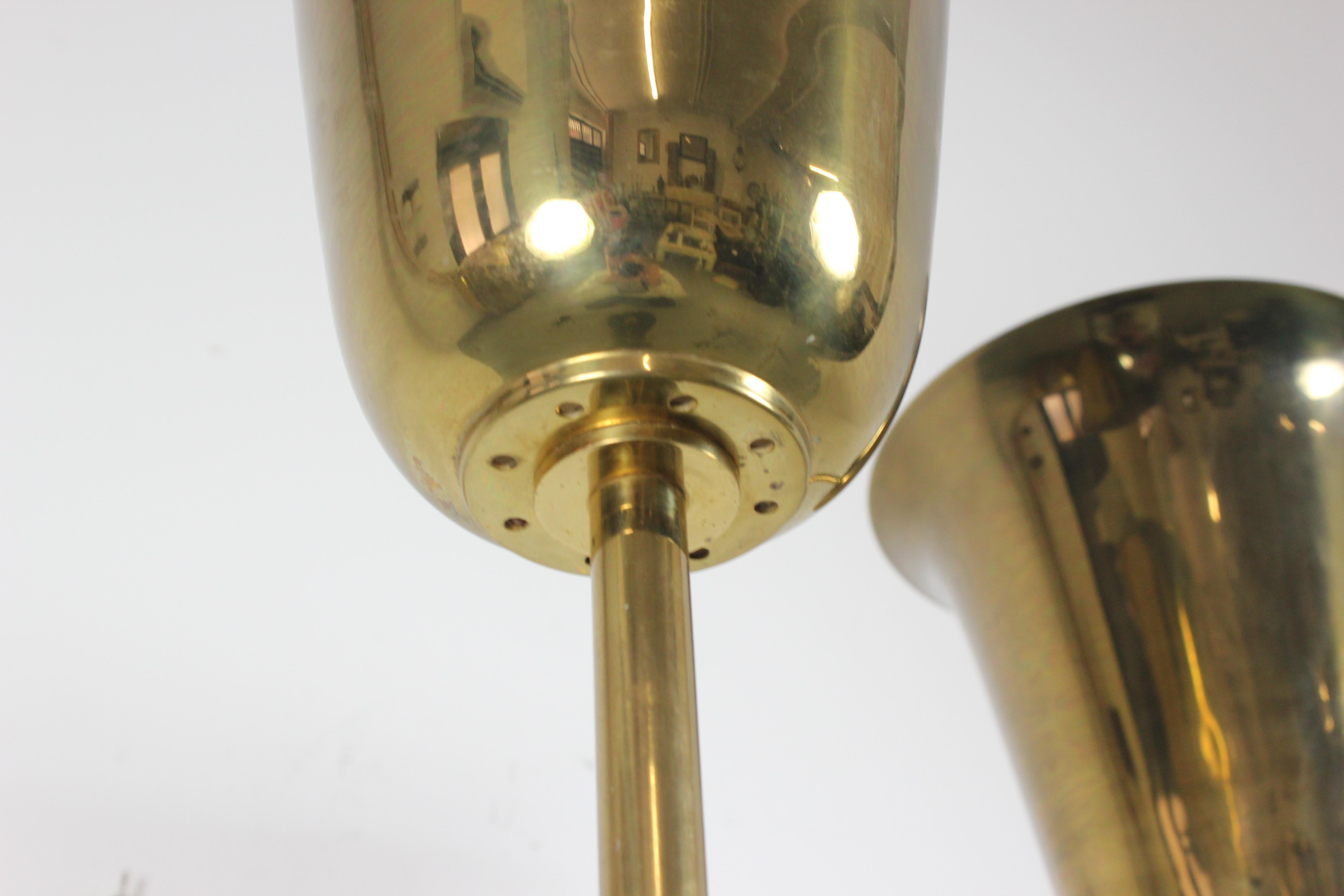 italien Paire de lampadaires en laiton doré et cuir noir - C.I.C. 1940 - Italie en vente