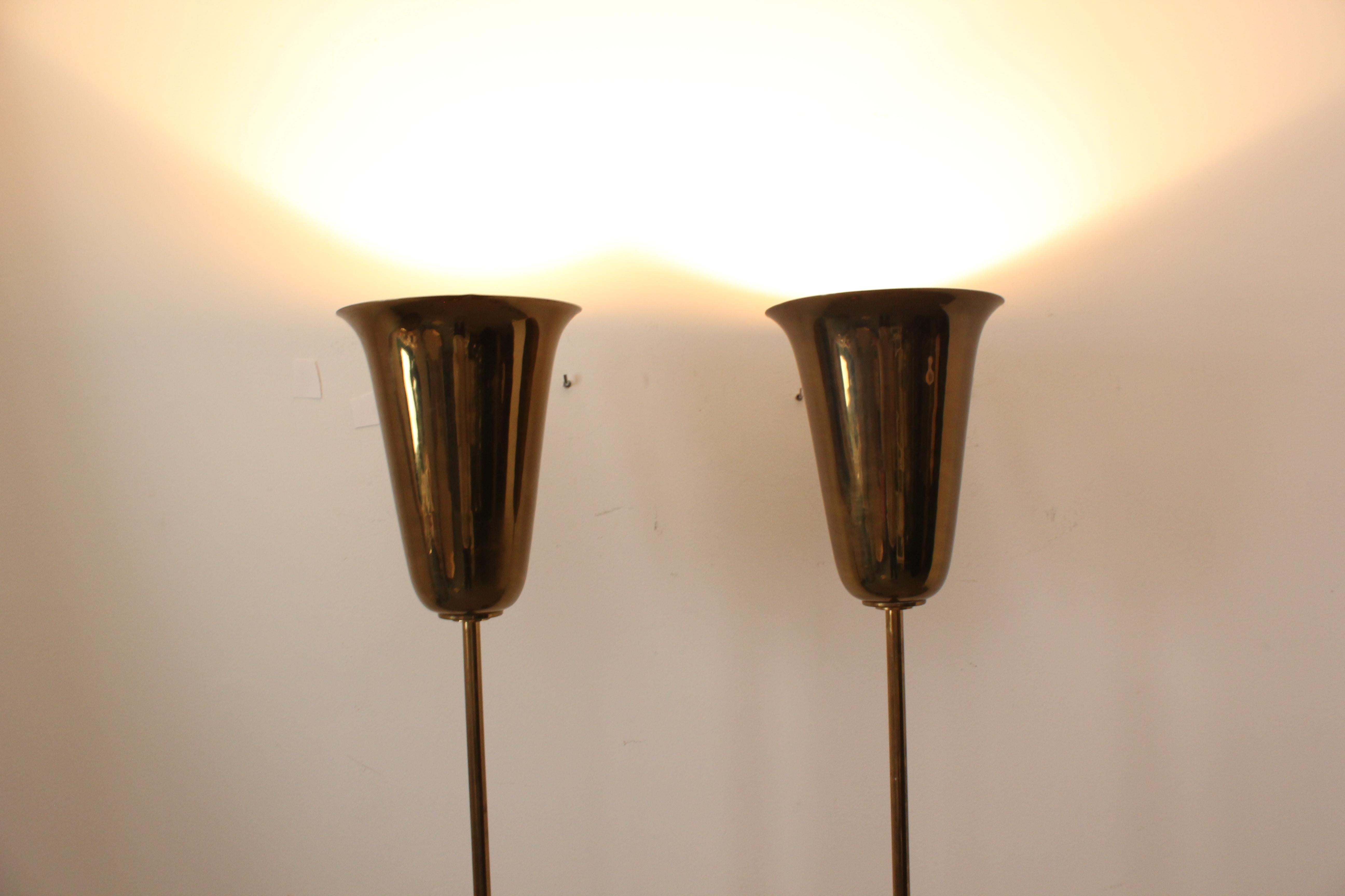 Laiton Paire de lampadaires en laiton doré et cuir noir - C.I.C. 1940 - Italie en vente