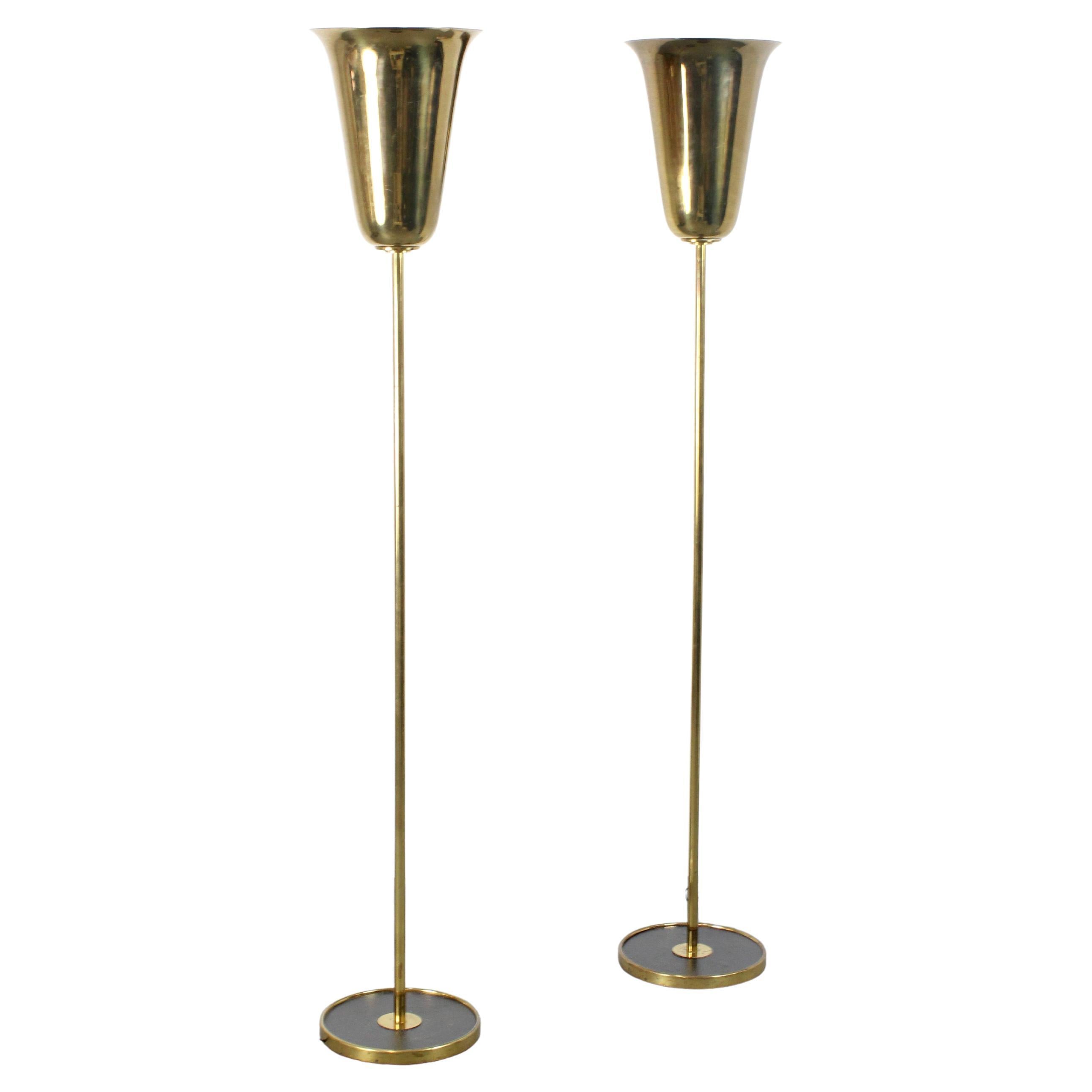 Paire de lampadaires en laiton doré et cuir noir - C.I.C. 1940 - Italie en vente