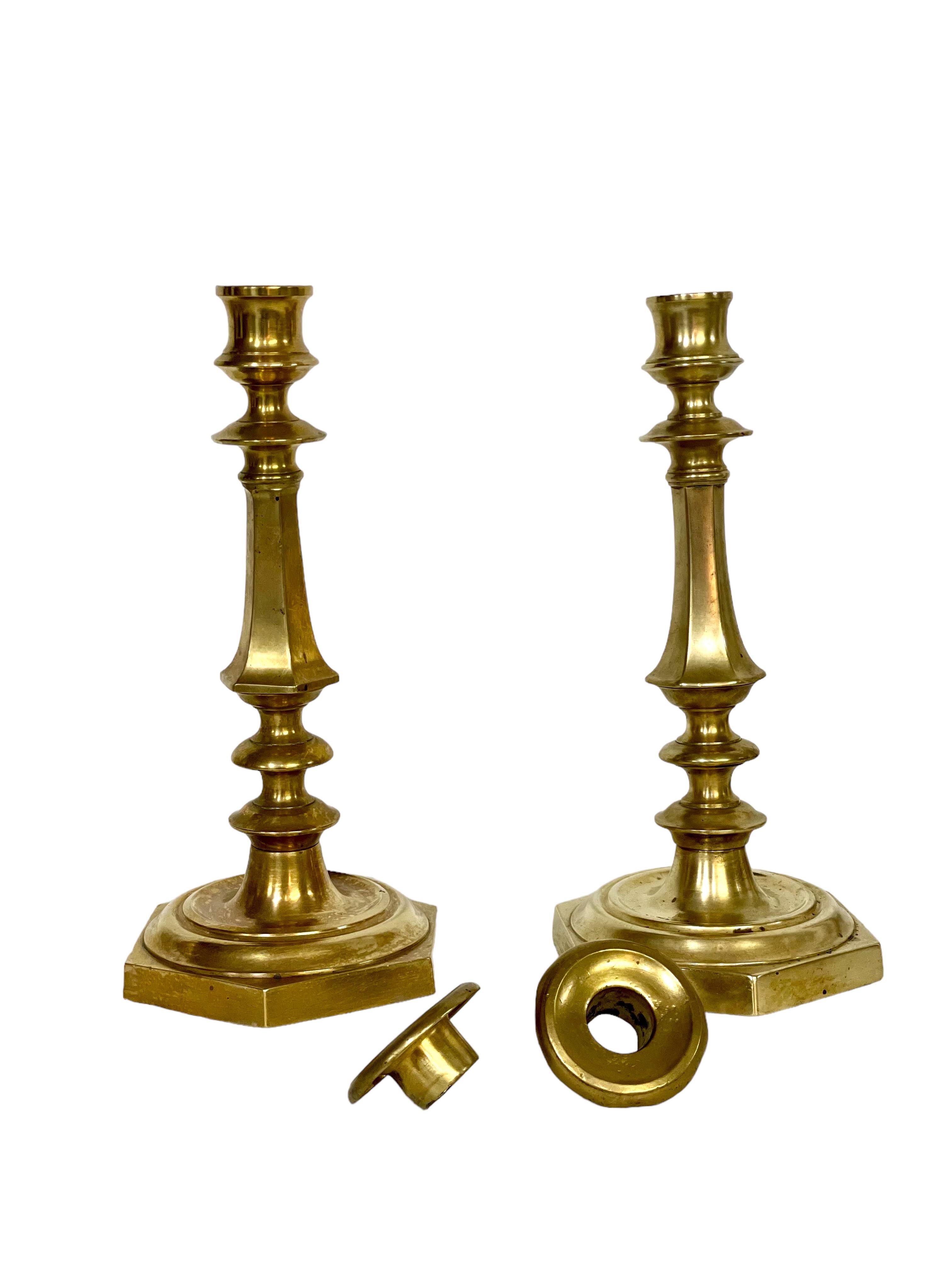 Paar vergoldete Bronze-Baluster-Kerzenständer aus dem 19. Jahrhundert (Regency) im Angebot