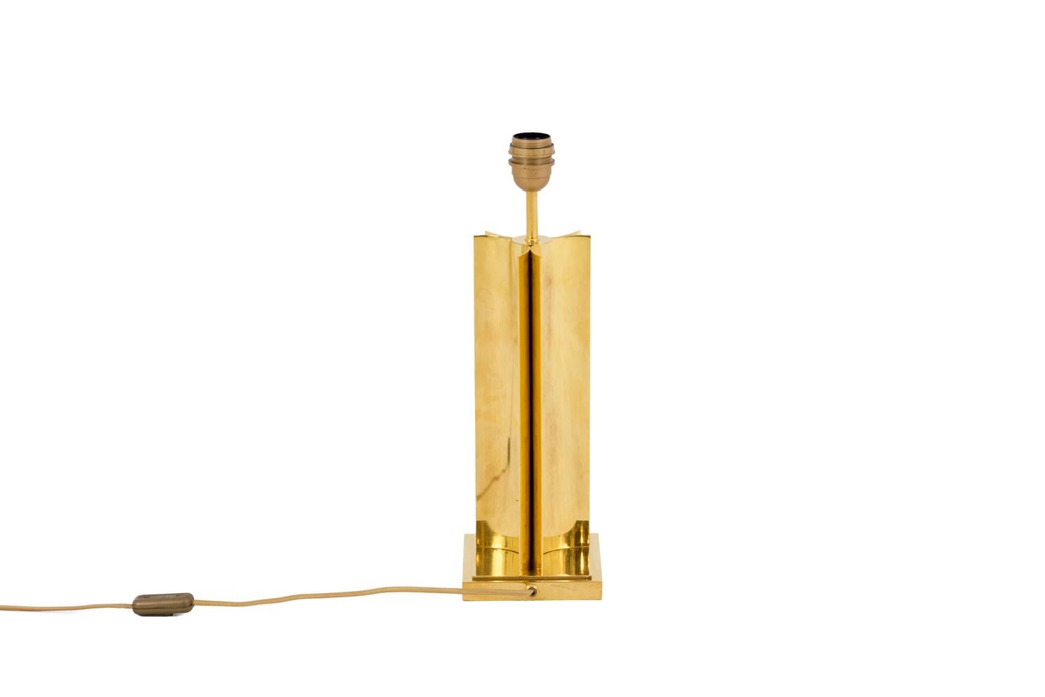 Lampe aus vergoldetem Messing mit geometrischem Schaft:: 1970er Jahre (Vergoldet) im Angebot