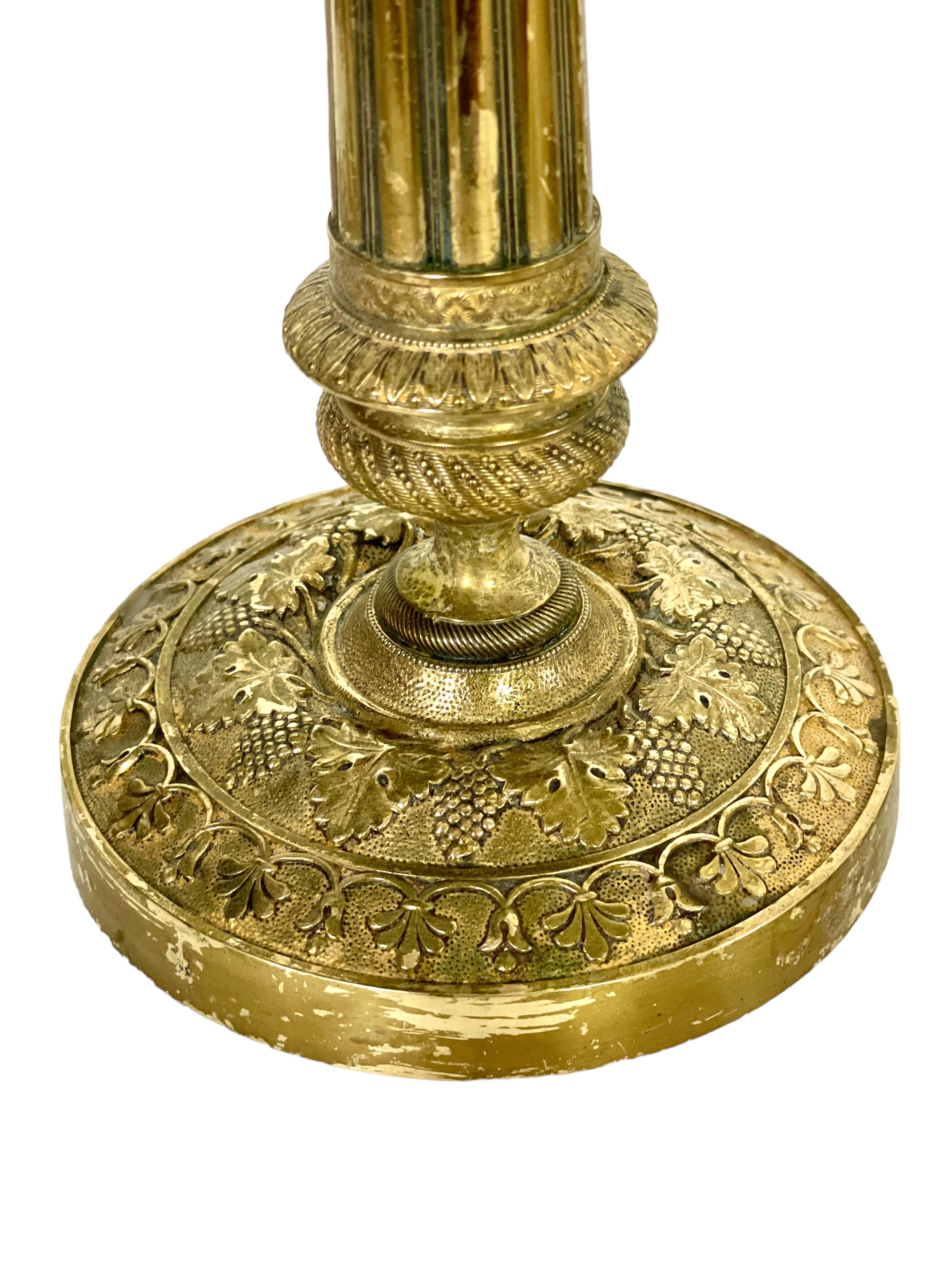 Coppia di candelieri neoclassici in bronzo dorato del XIX secolo in vendita 1