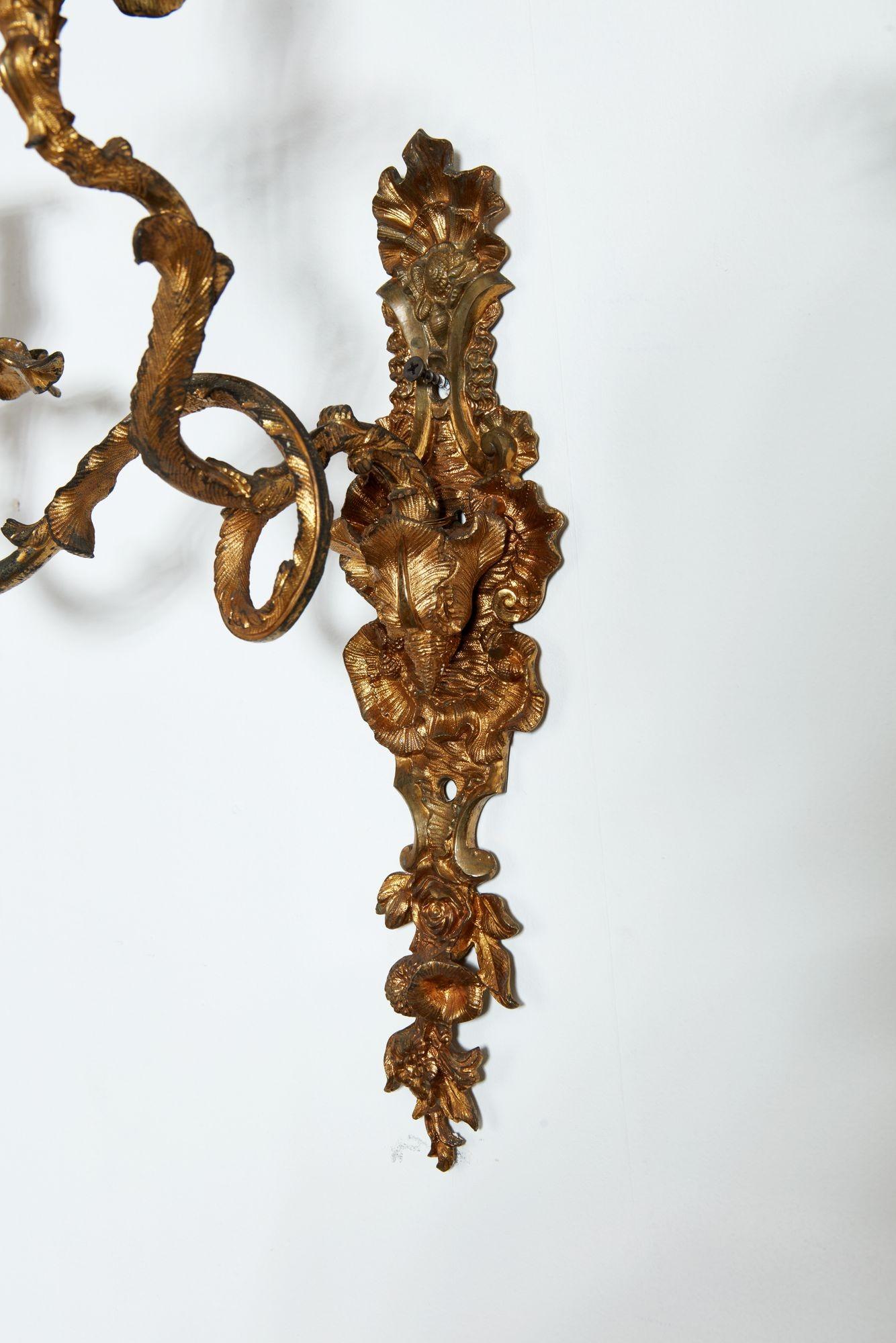 Coppia di sconsigli rococò in ottone dorato in vendita 2