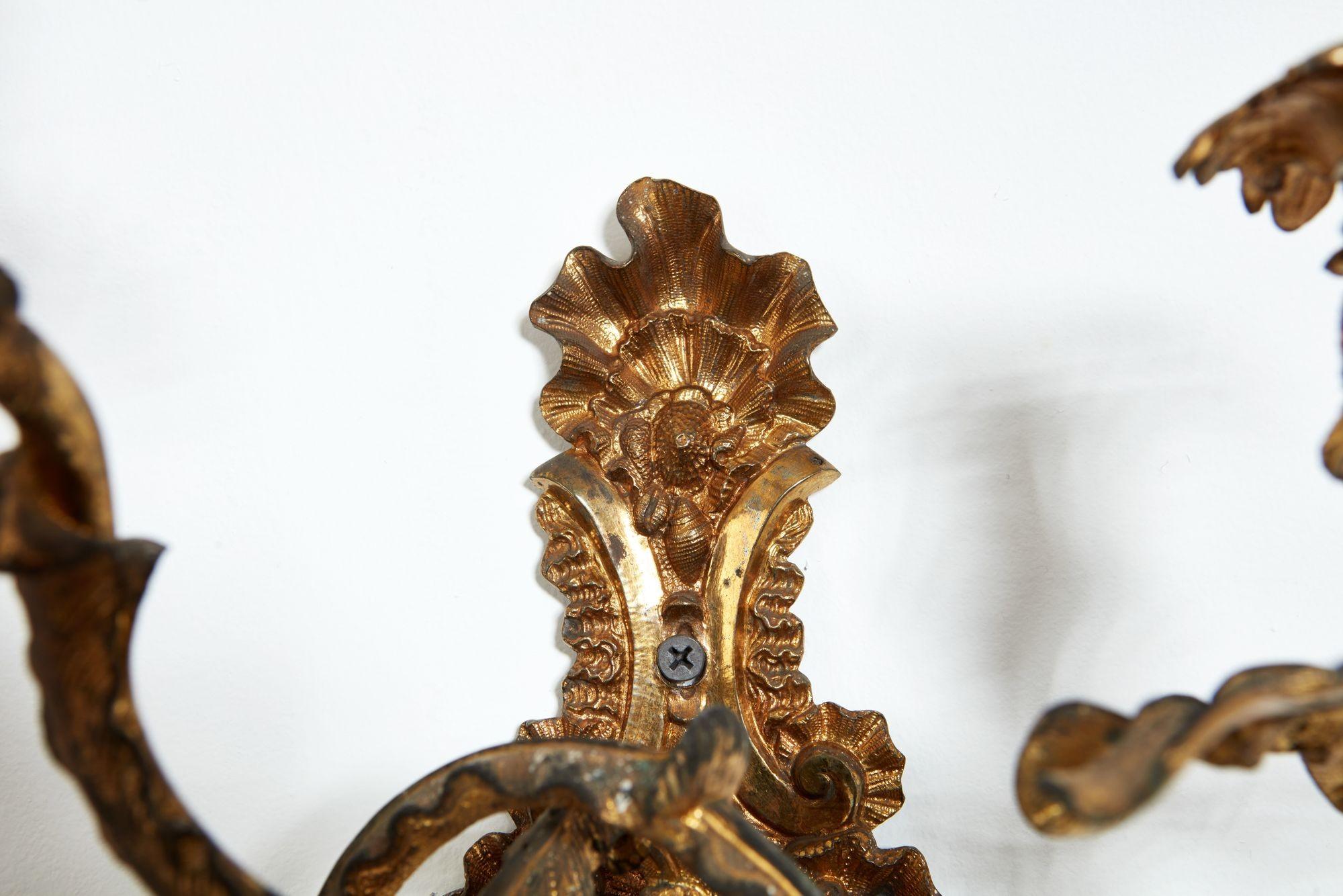 Coppia di sconsigli rococò in ottone dorato in vendita 4