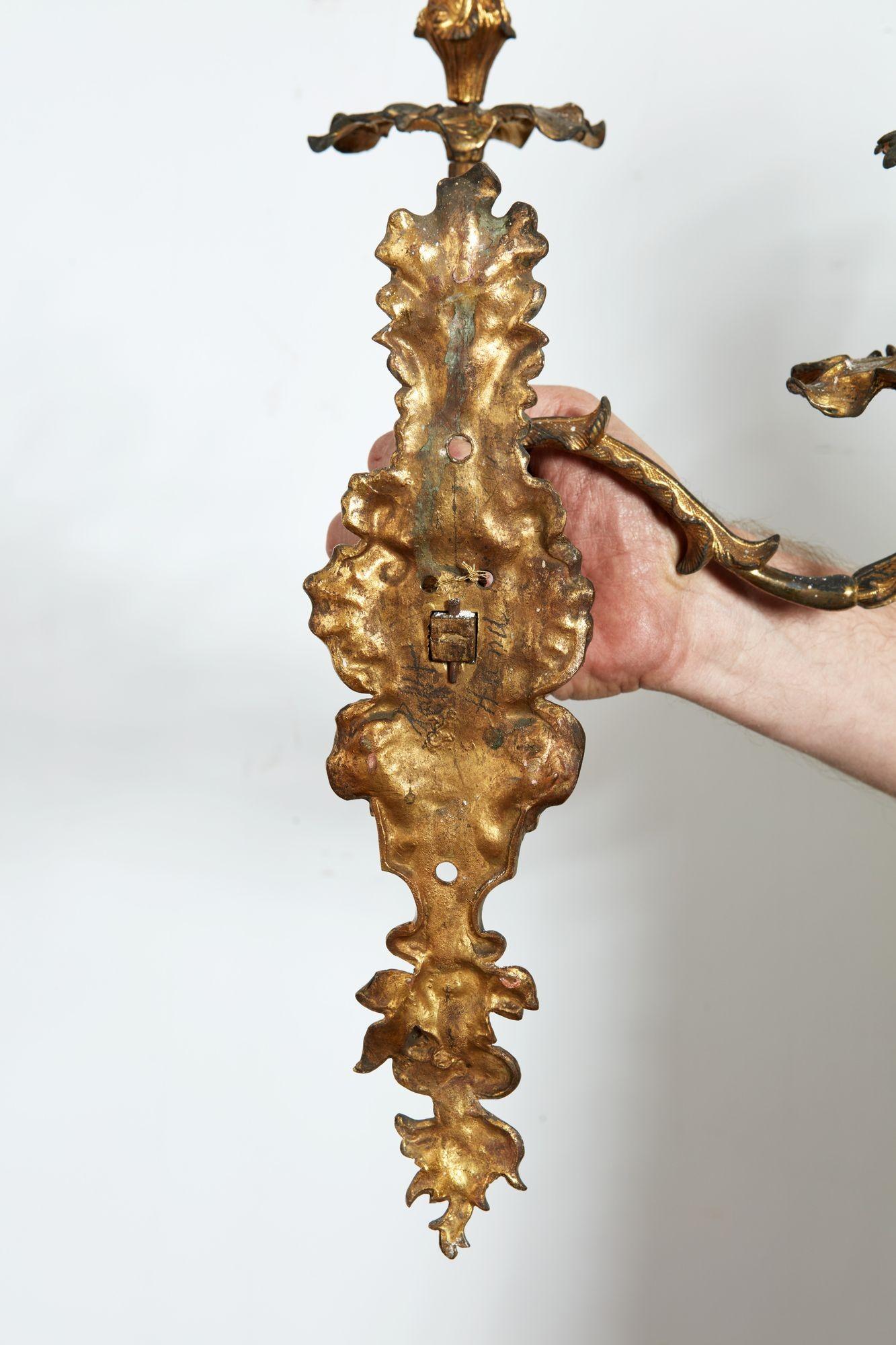 Coppia di sconsigli rococò in ottone dorato in vendita 5