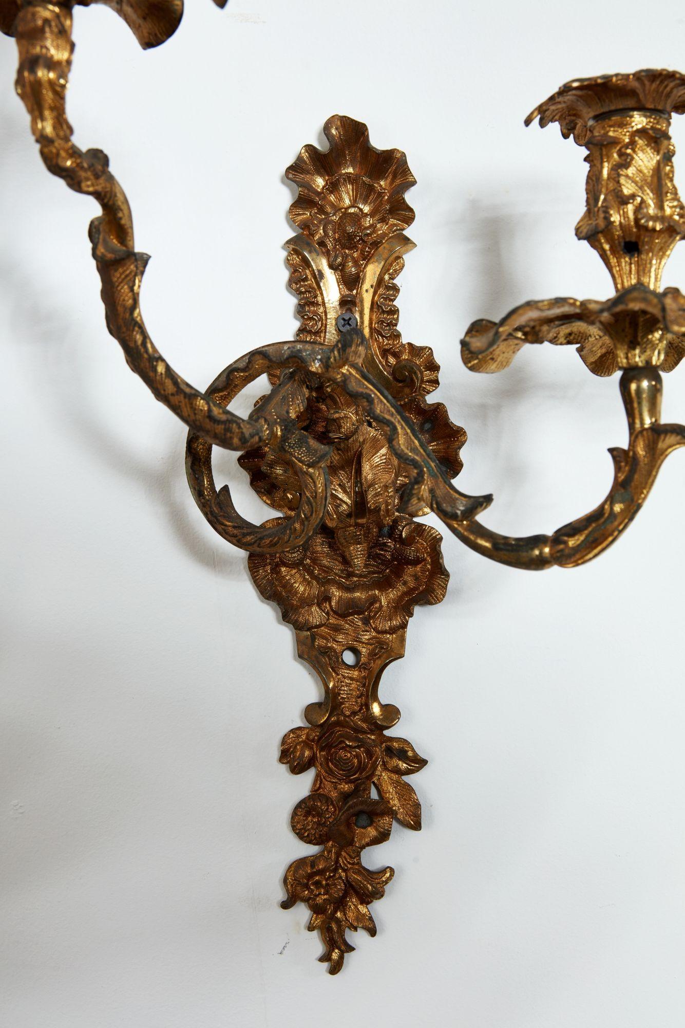 Rococò Coppia di sconsigli rococò in ottone dorato in vendita