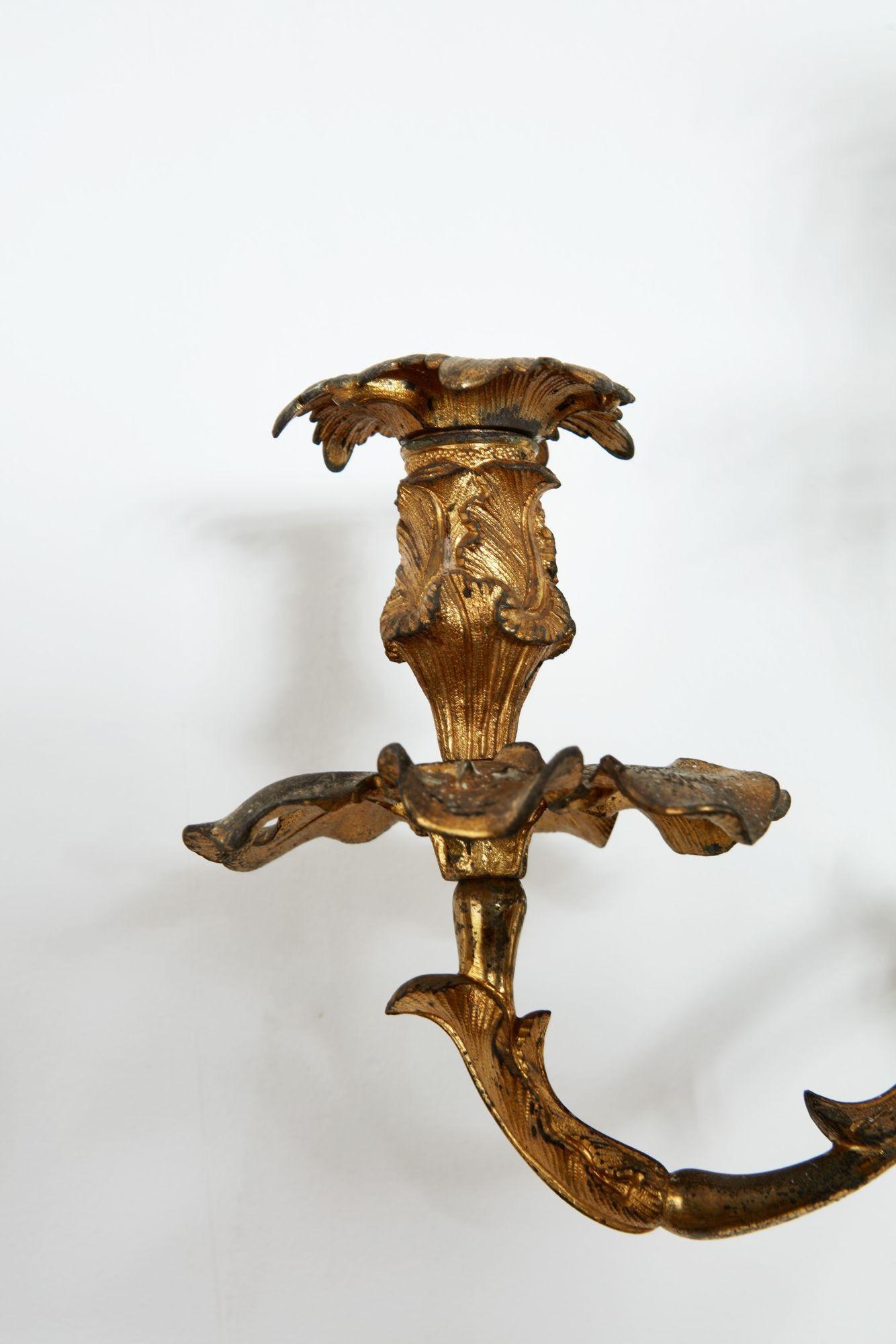 Coppia di sconsigli rococò in ottone dorato in vendita 1