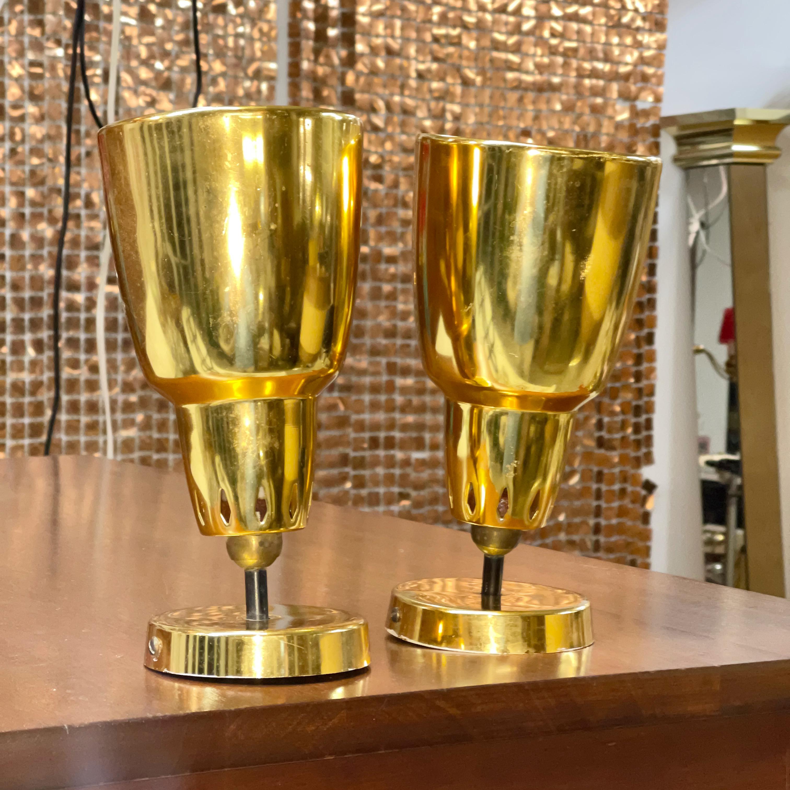 Milieu du XXe siècle Paire d'appliques pivotantes en laiton doré de Ren-Jean Caillette pour Maison Parscot en vente