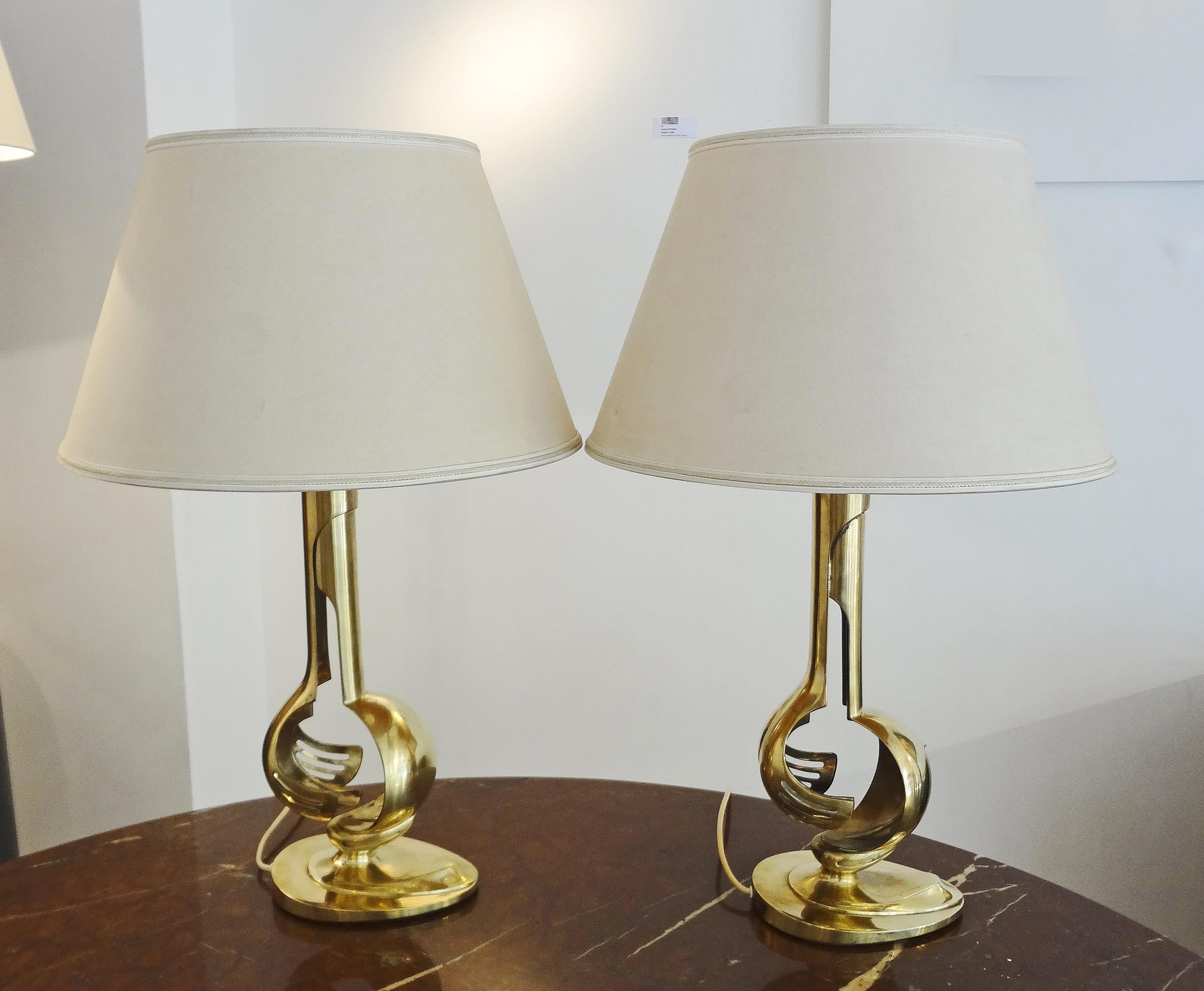 Lovely pair of gilt brass table lamps, Italy, 1980s.
Vintage beige fabric shade.
Measures: Base H 46 x L 15 x 20 cm.
 