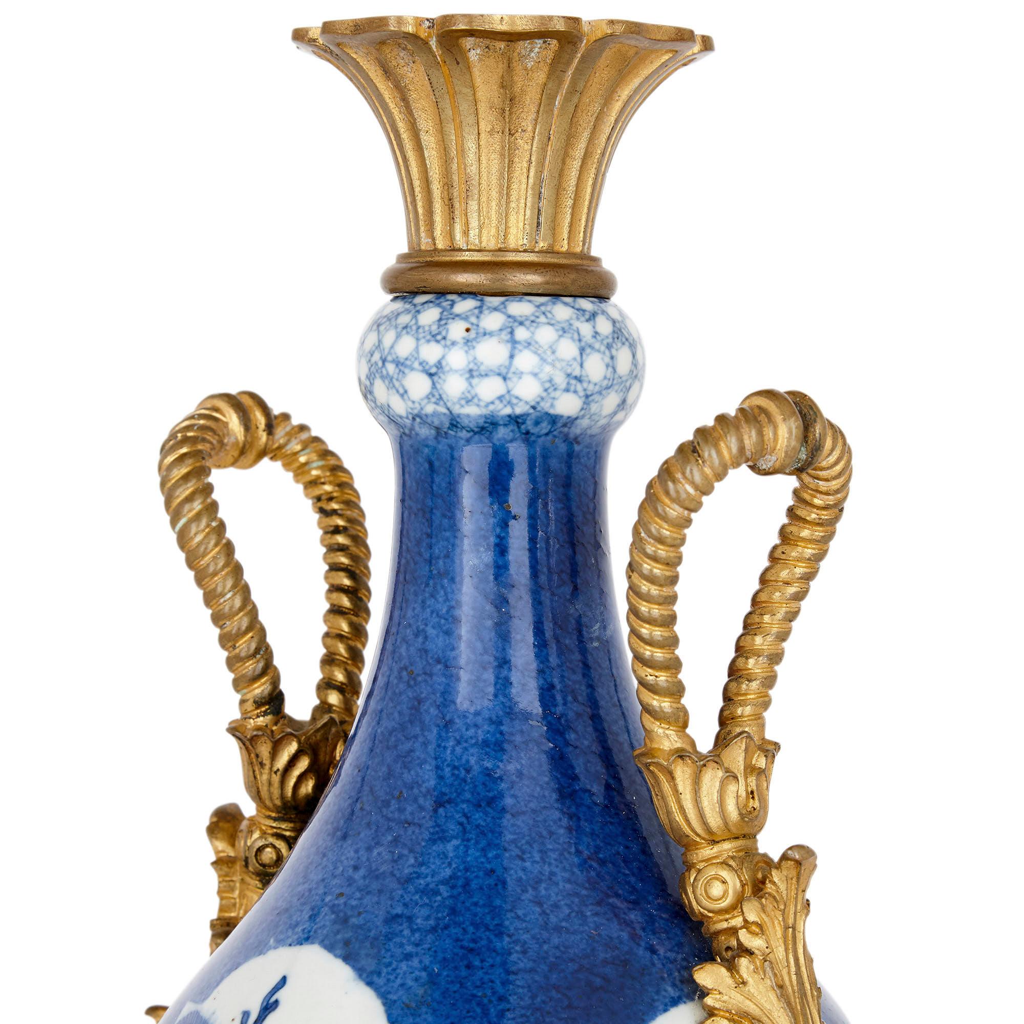 Paar Vasen aus vergoldeter Bronze und chinesischem blauem und weißem Porzellan (Chinoiserie) im Angebot