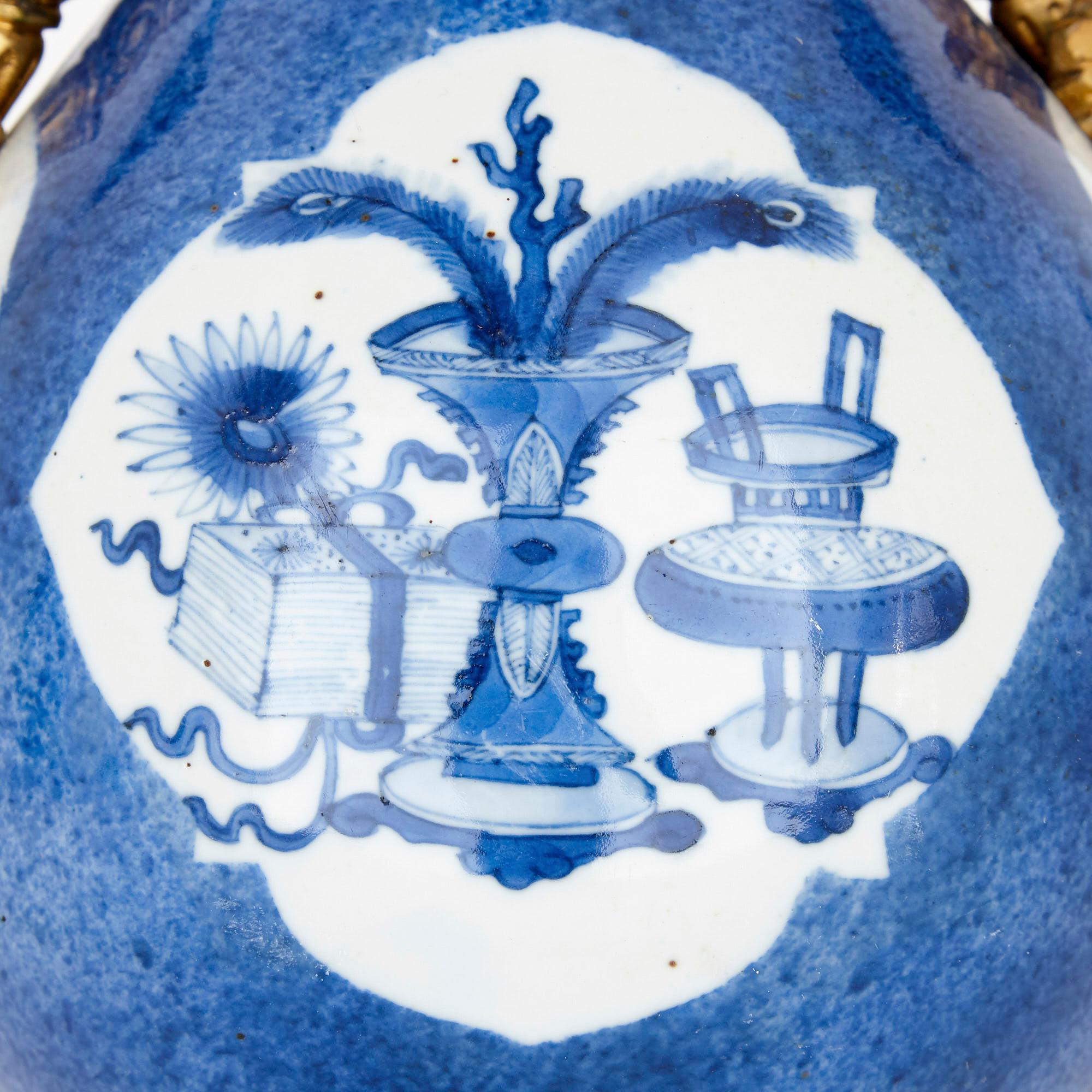 Paar Vasen aus vergoldeter Bronze und chinesischem blauem und weißem Porzellan (Chinesisch) im Angebot