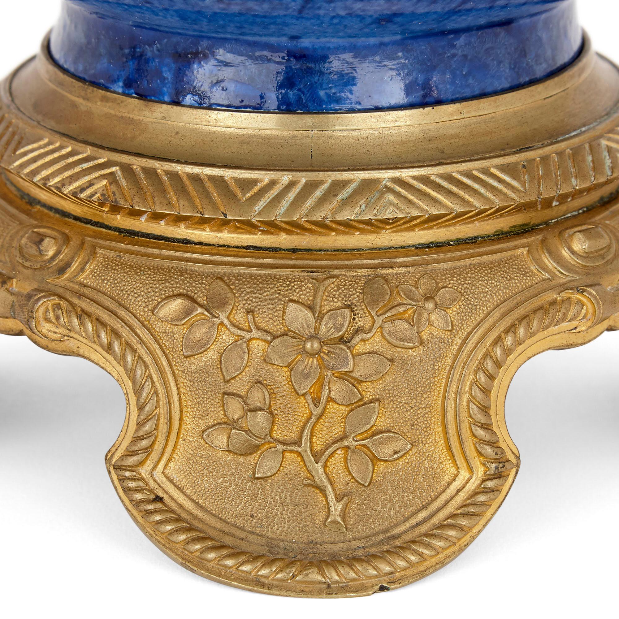 Paar Vasen aus vergoldeter Bronze und chinesischem blauem und weißem Porzellan (Vergoldet) im Angebot