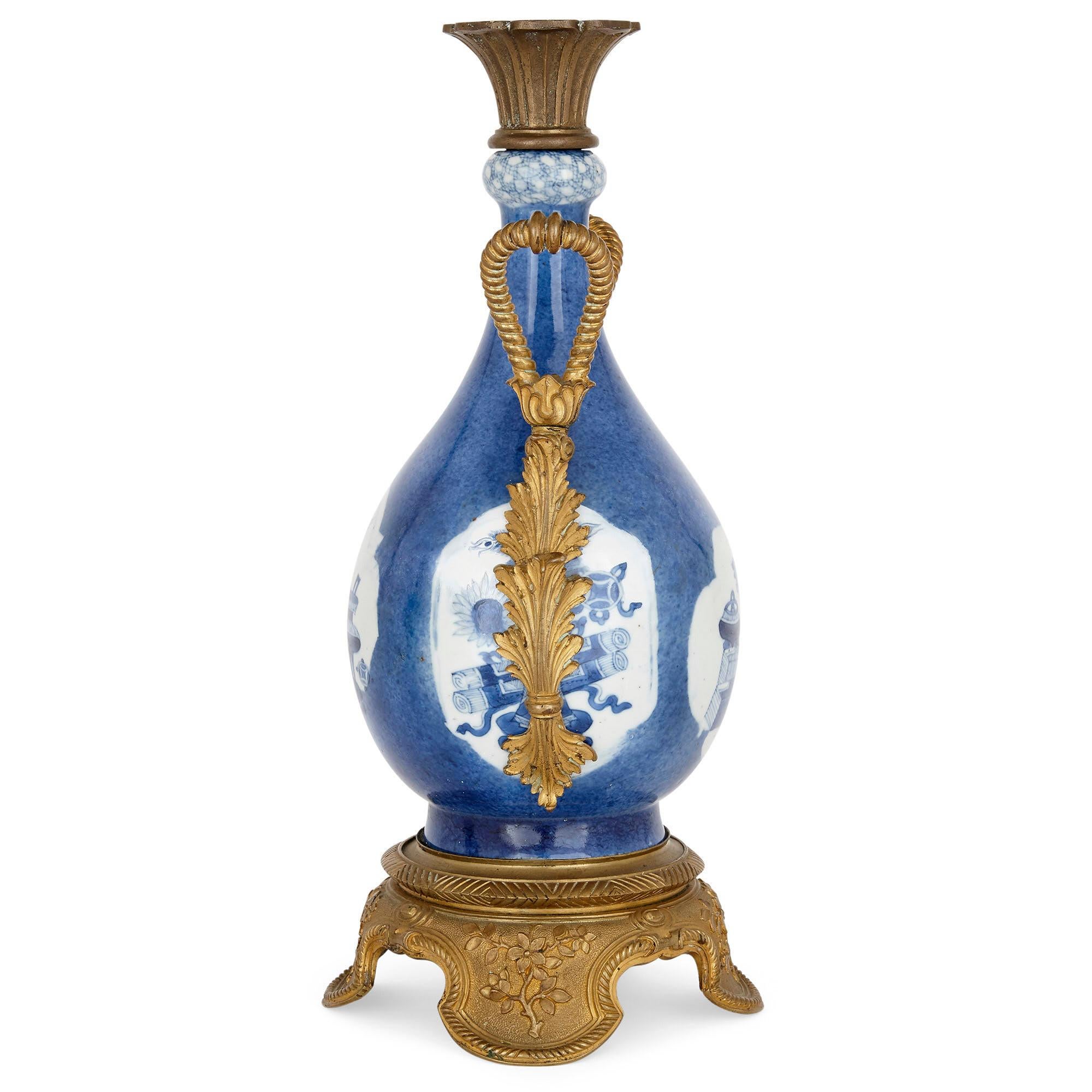 Paar Vasen aus vergoldeter Bronze und chinesischem blauem und weißem Porzellan im Zustand „Gut“ im Angebot in London, GB
