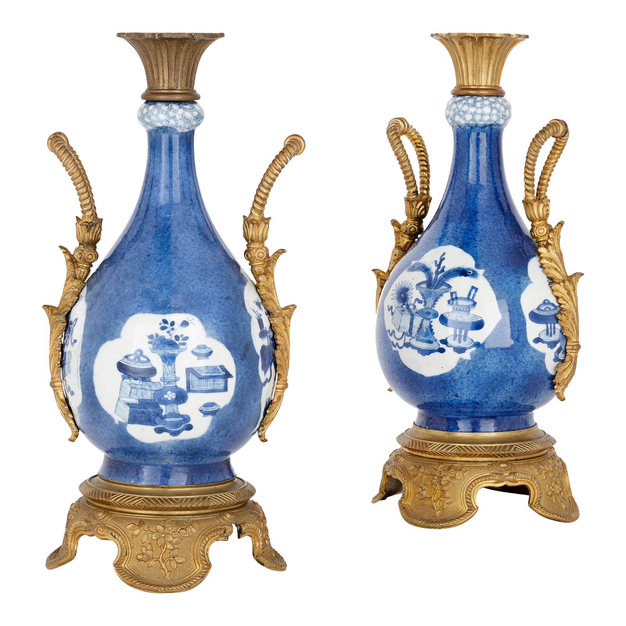 Paar Vasen aus vergoldeter Bronze und chinesischem blauem und weißem Porzellan