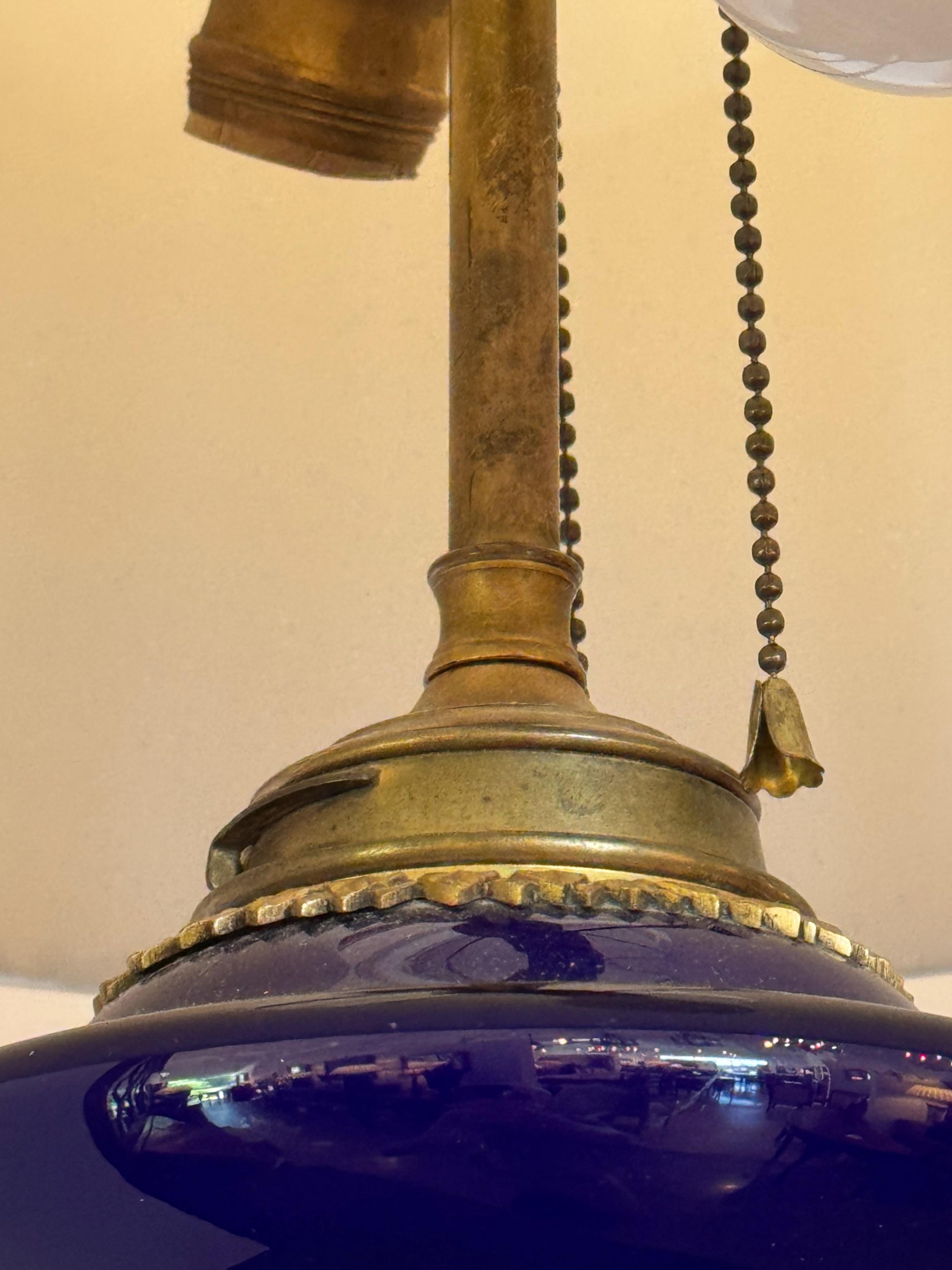 Pareja de lámparas neoclásicas de bronce dorado y azul cobalto en venta 5