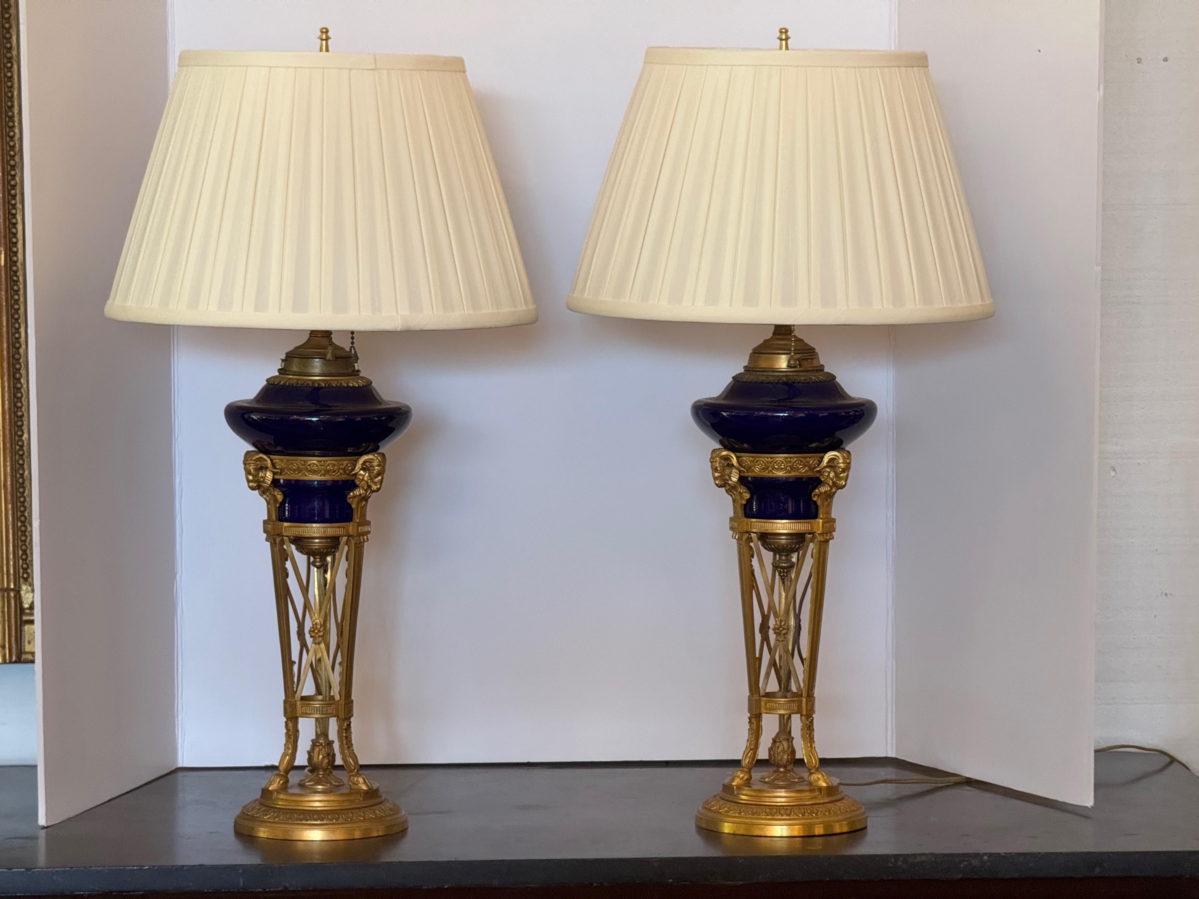 Pareja de lámparas neoclásicas de bronce dorado y azul cobalto Francés en venta